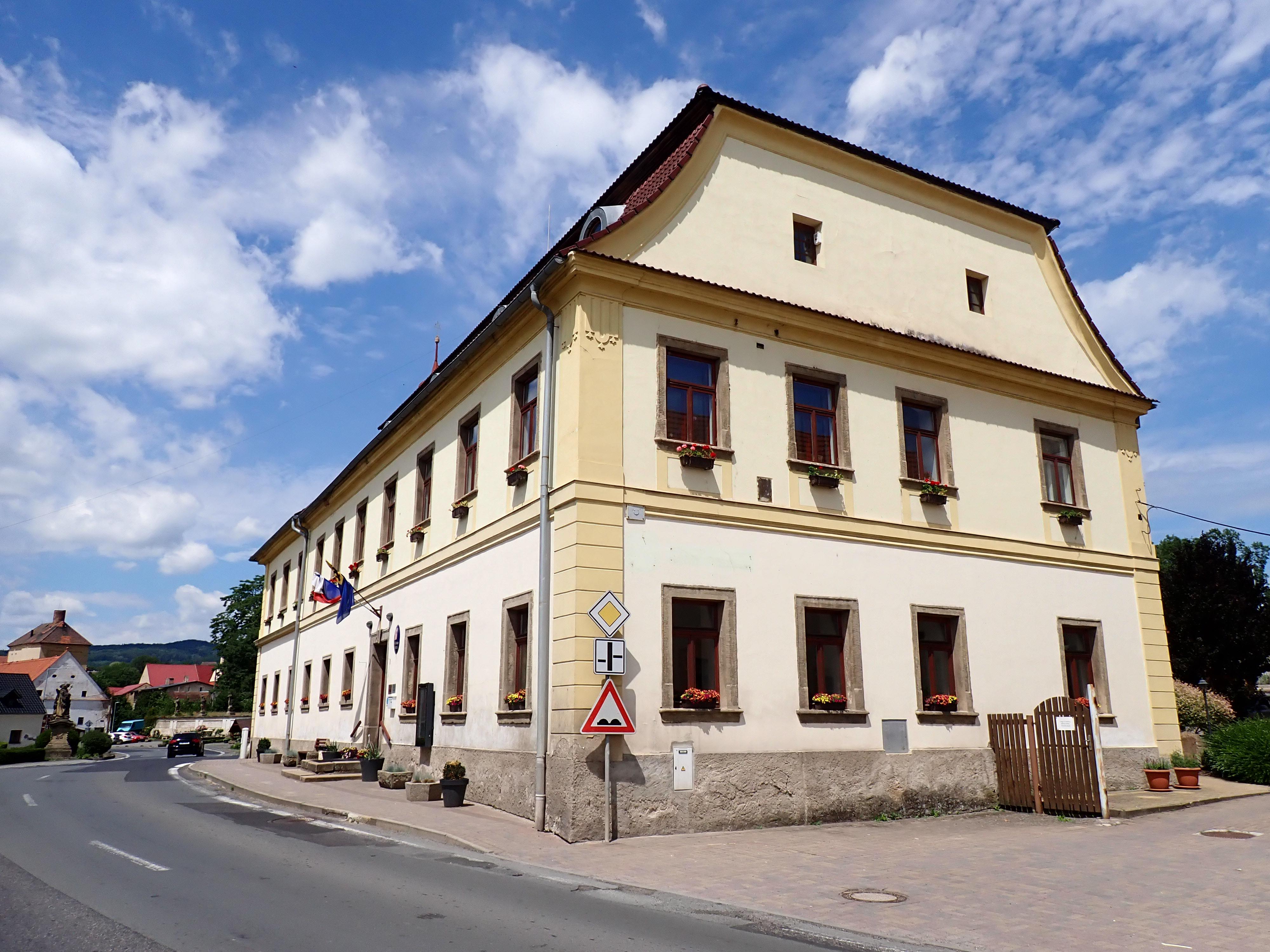 Liběšice - obecní úřad foto 2