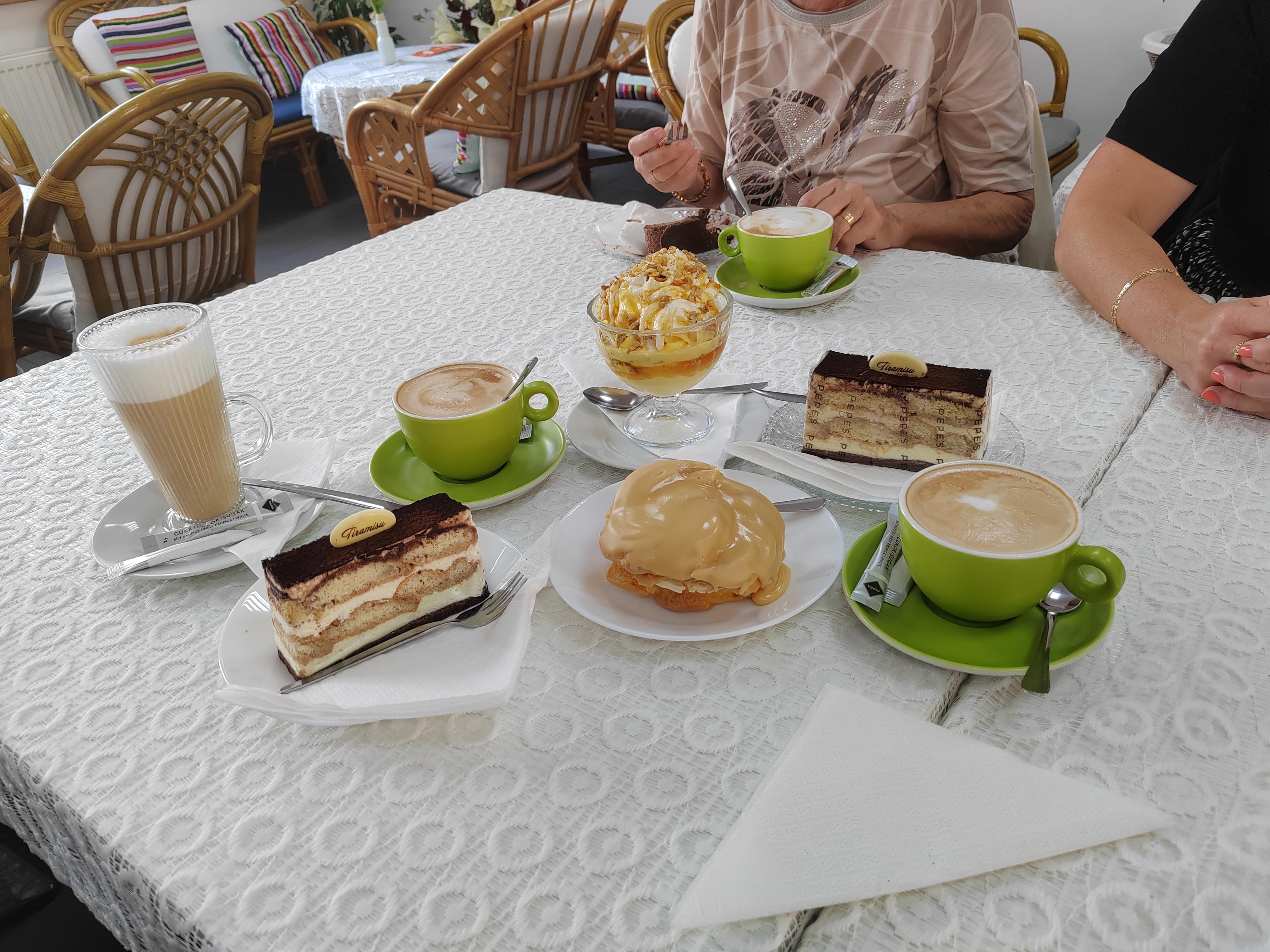 Cafe na náměstí foto 6