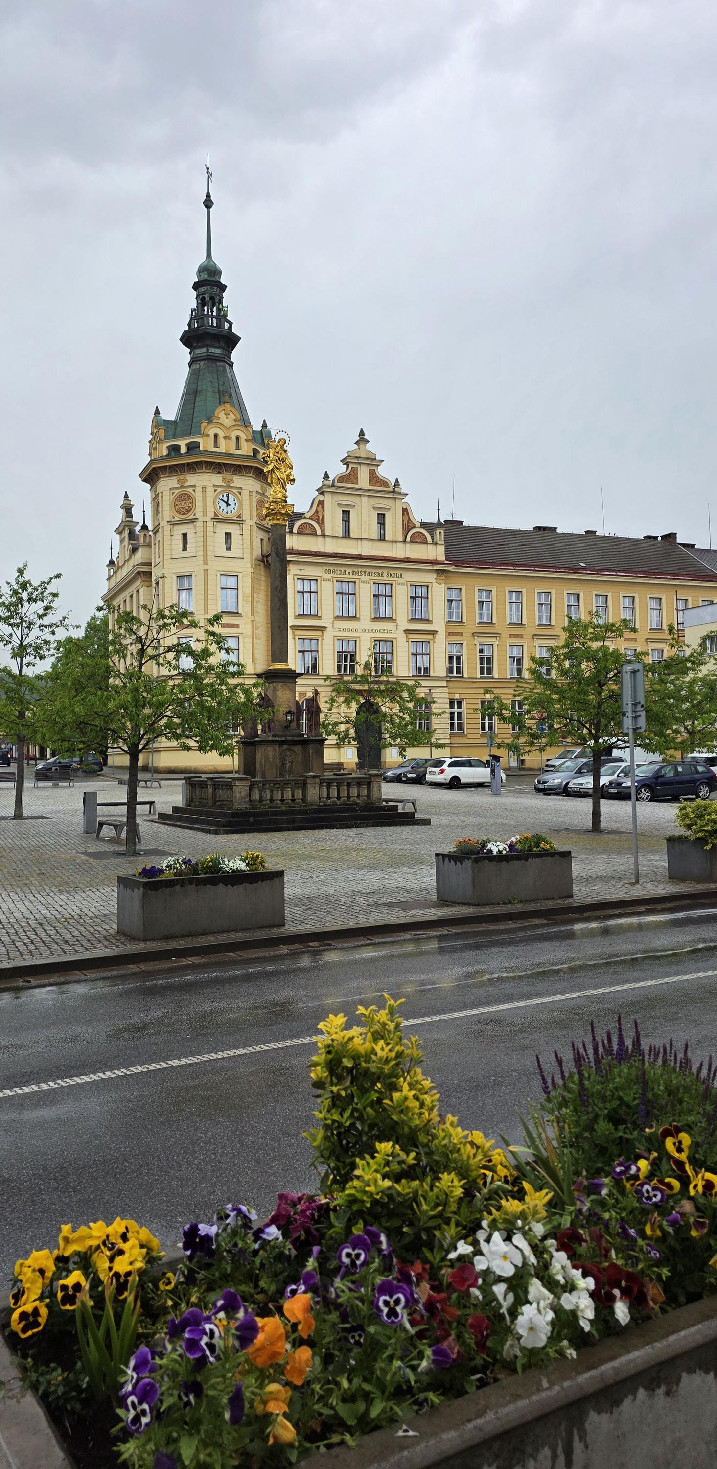 ZŠ a MŠ Hronov, nám. Čs. armády foto 2