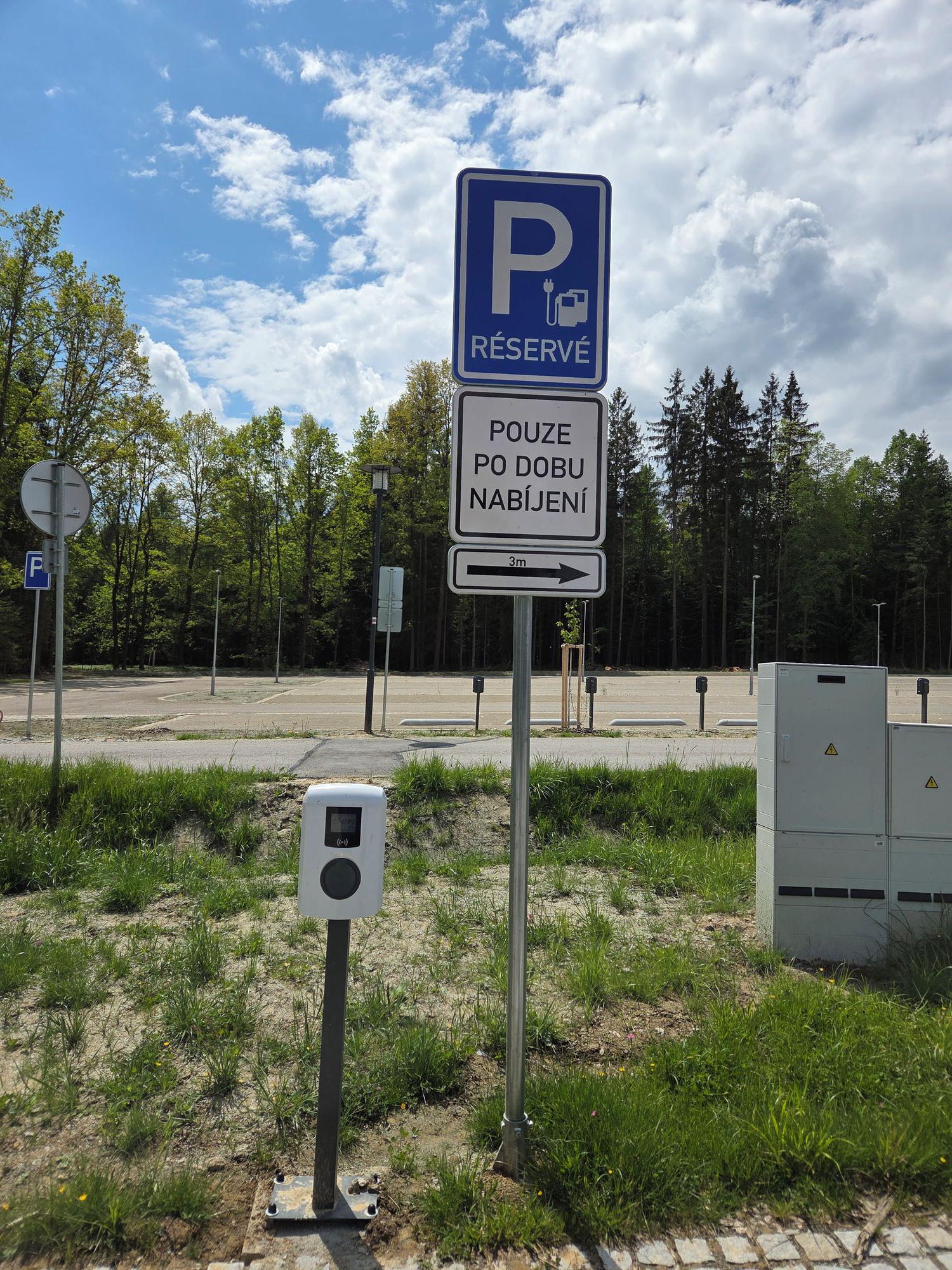 Dobíjecí stanice pro elektromobily foto 1