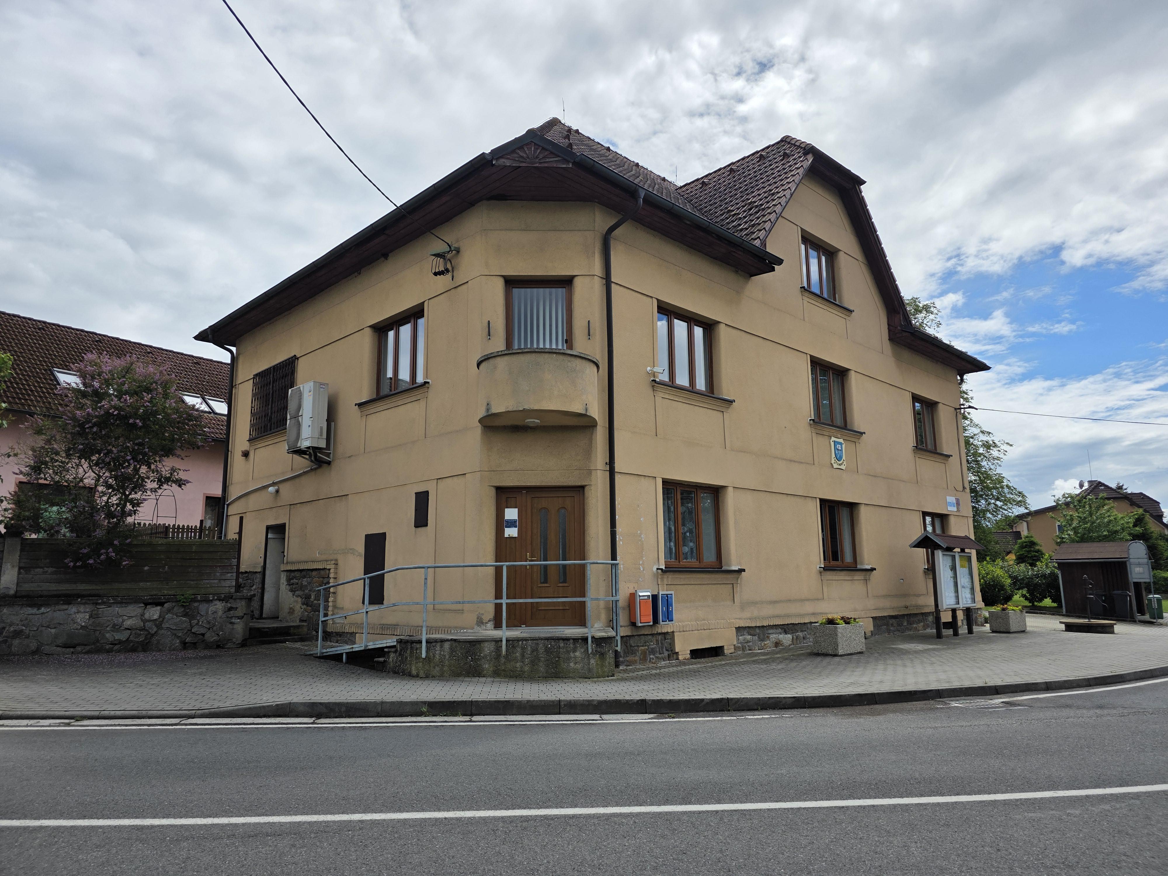 Cheznovice - obecní úřad foto 2