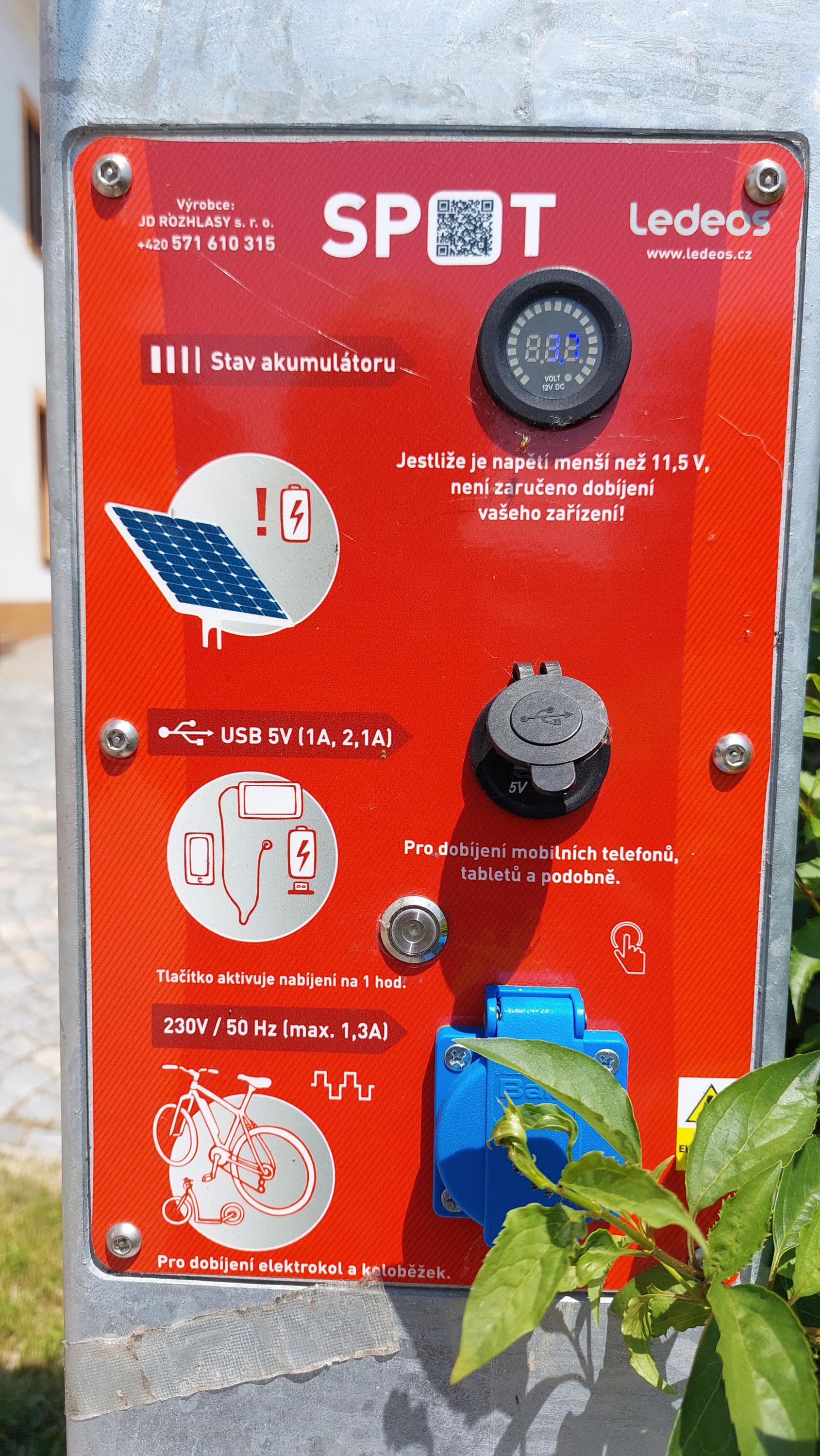 Multifunkční nabíjecí stanice SPOT foto 1