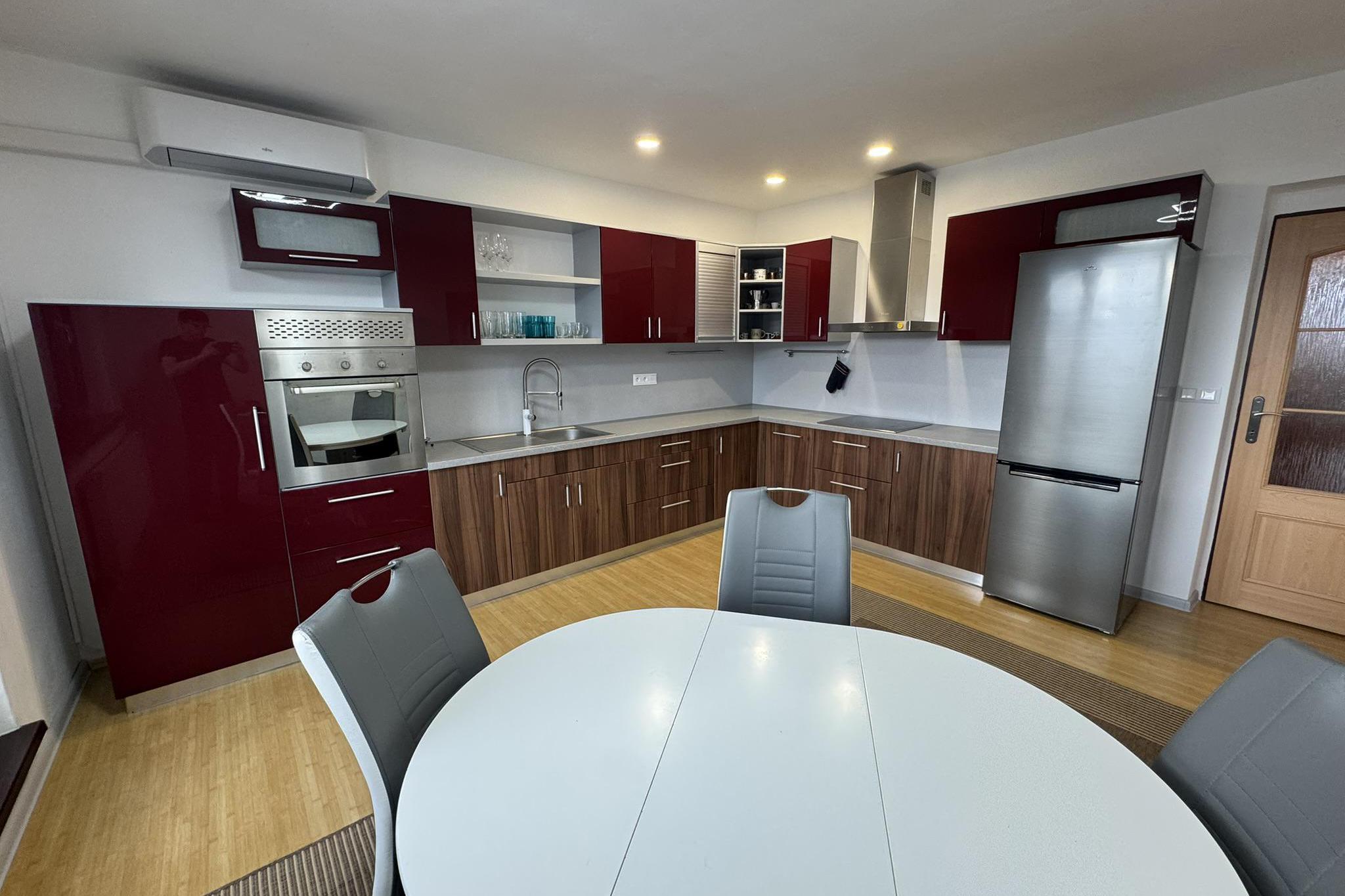 Prodej RD 6+1, garáž, průběžný balkon, klimatizace