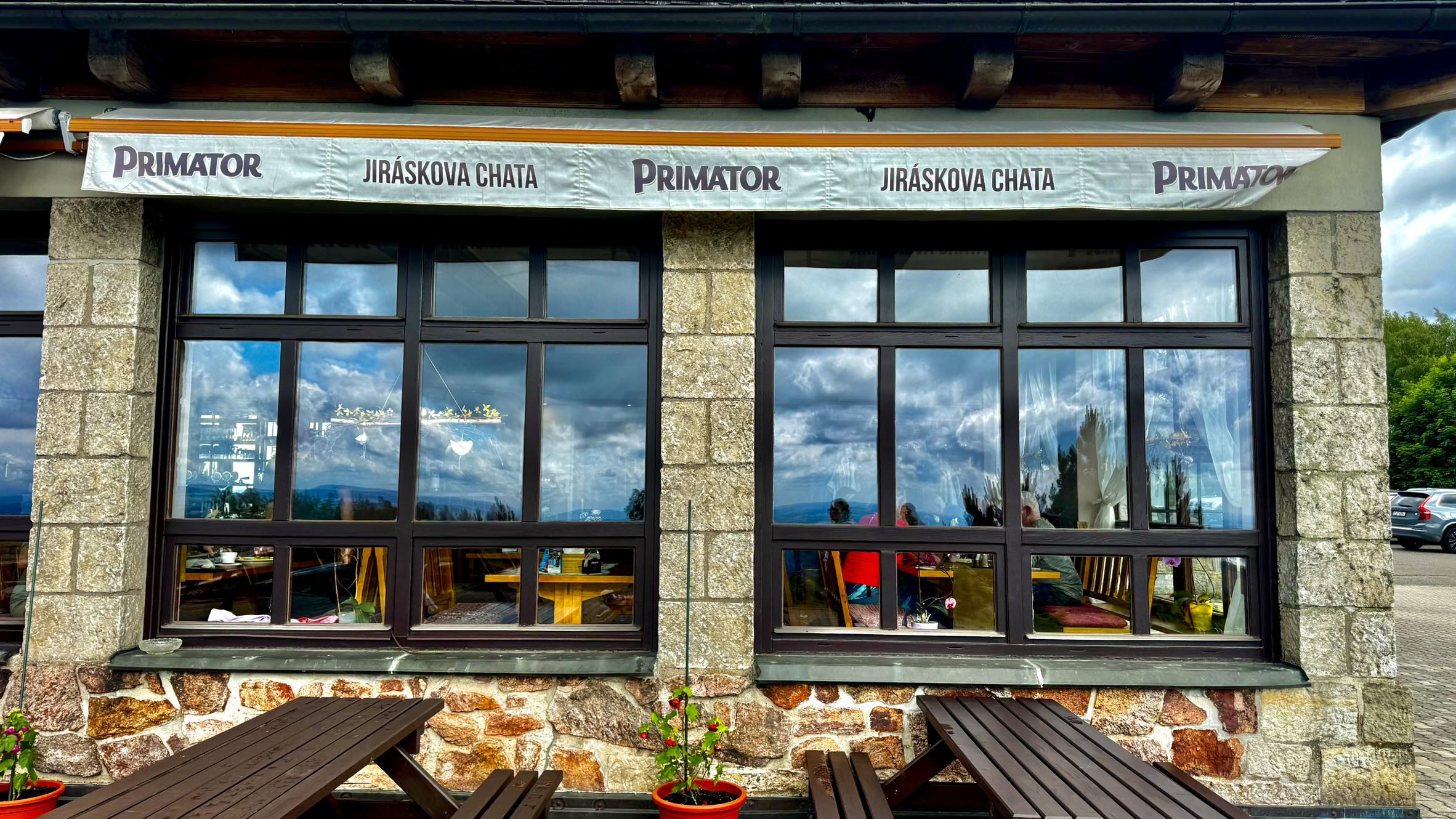 Jiráskova turistická chata - restaurace foto 3