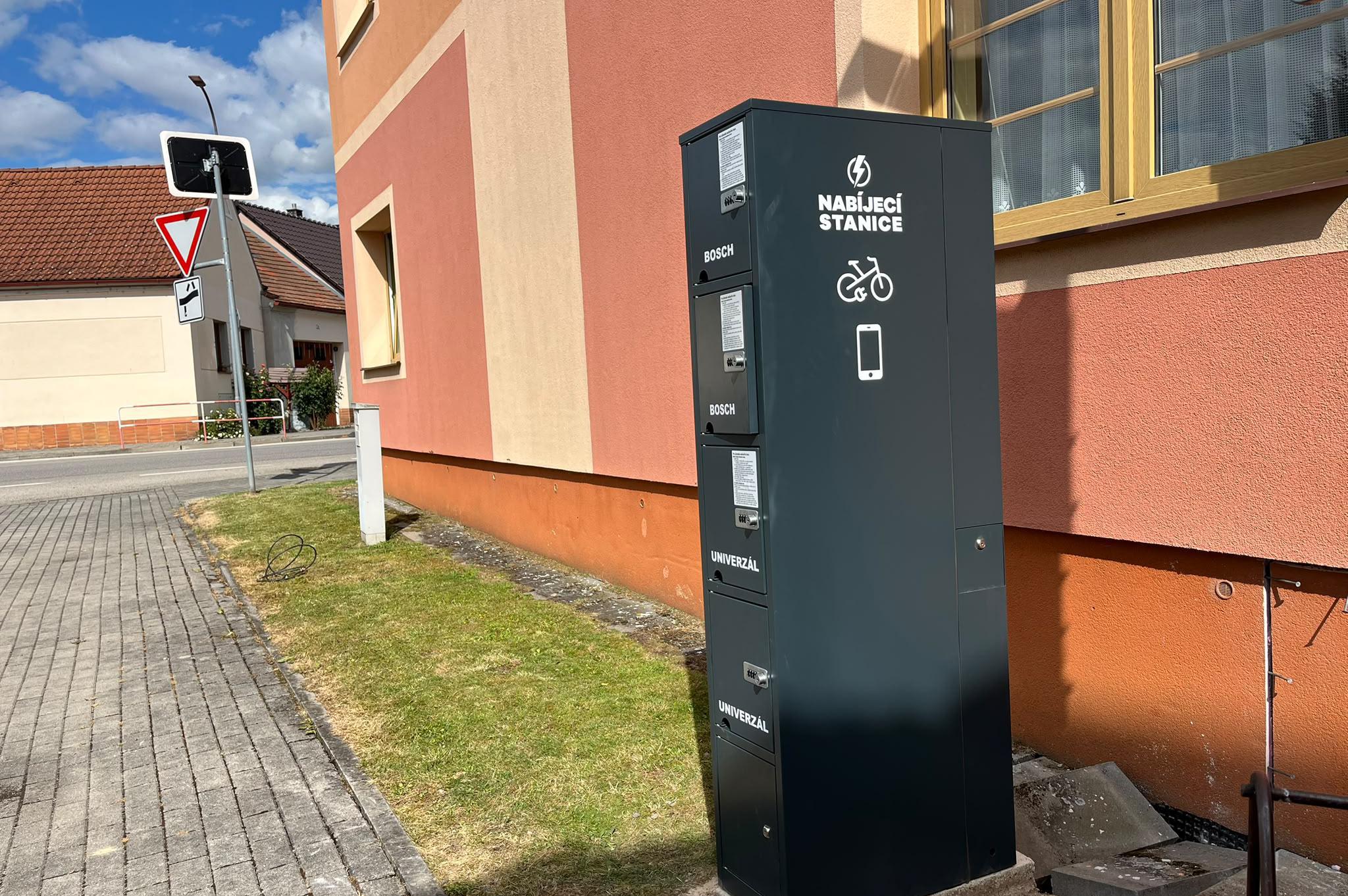 Nabíjecí stanice pro elektrokola a mobilní zařízení