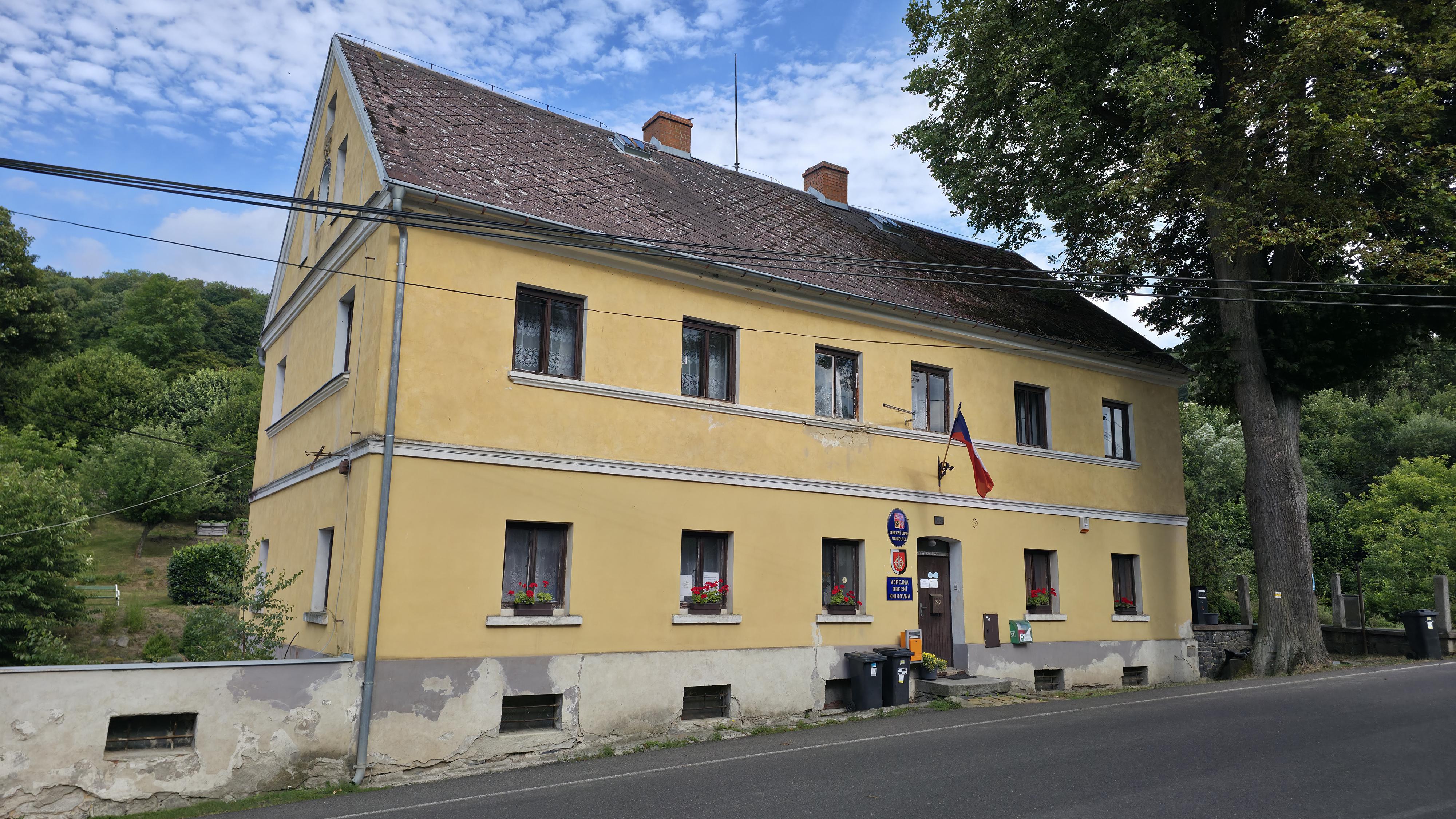 Merboltice - obecní úřad foto 2