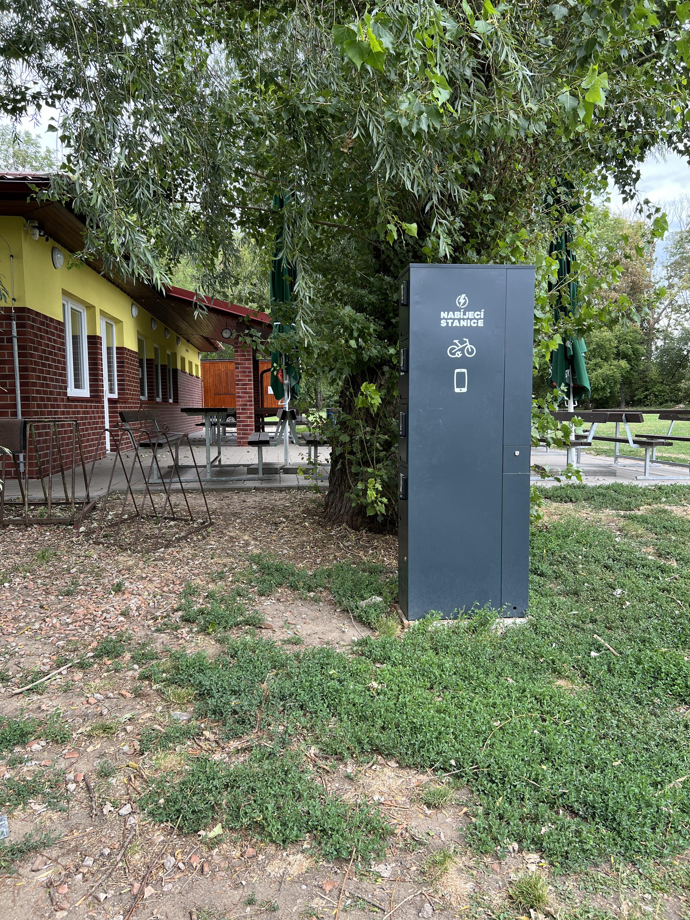 Nabíjecí stanice pro elektrokola a mobilní zařízení foto 2