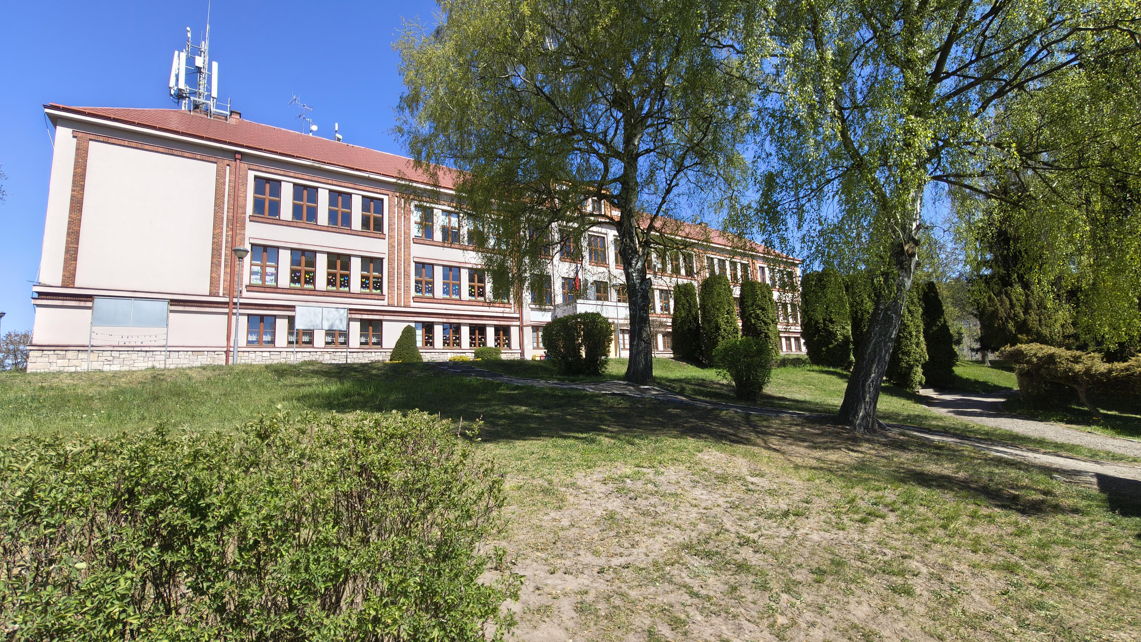 Základní škola Úpice - Lány foto 2