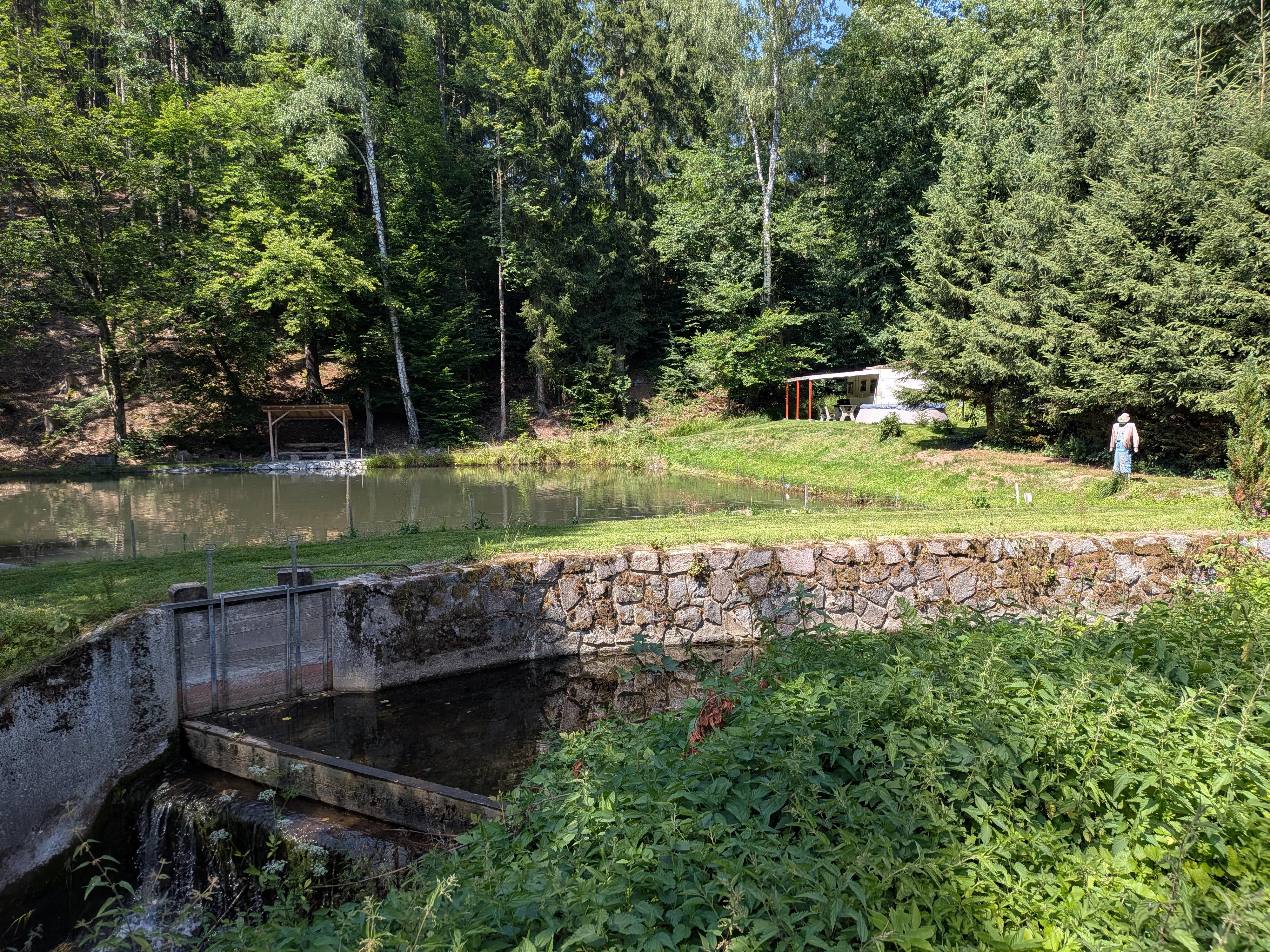 Karavan u rybníka foto 3