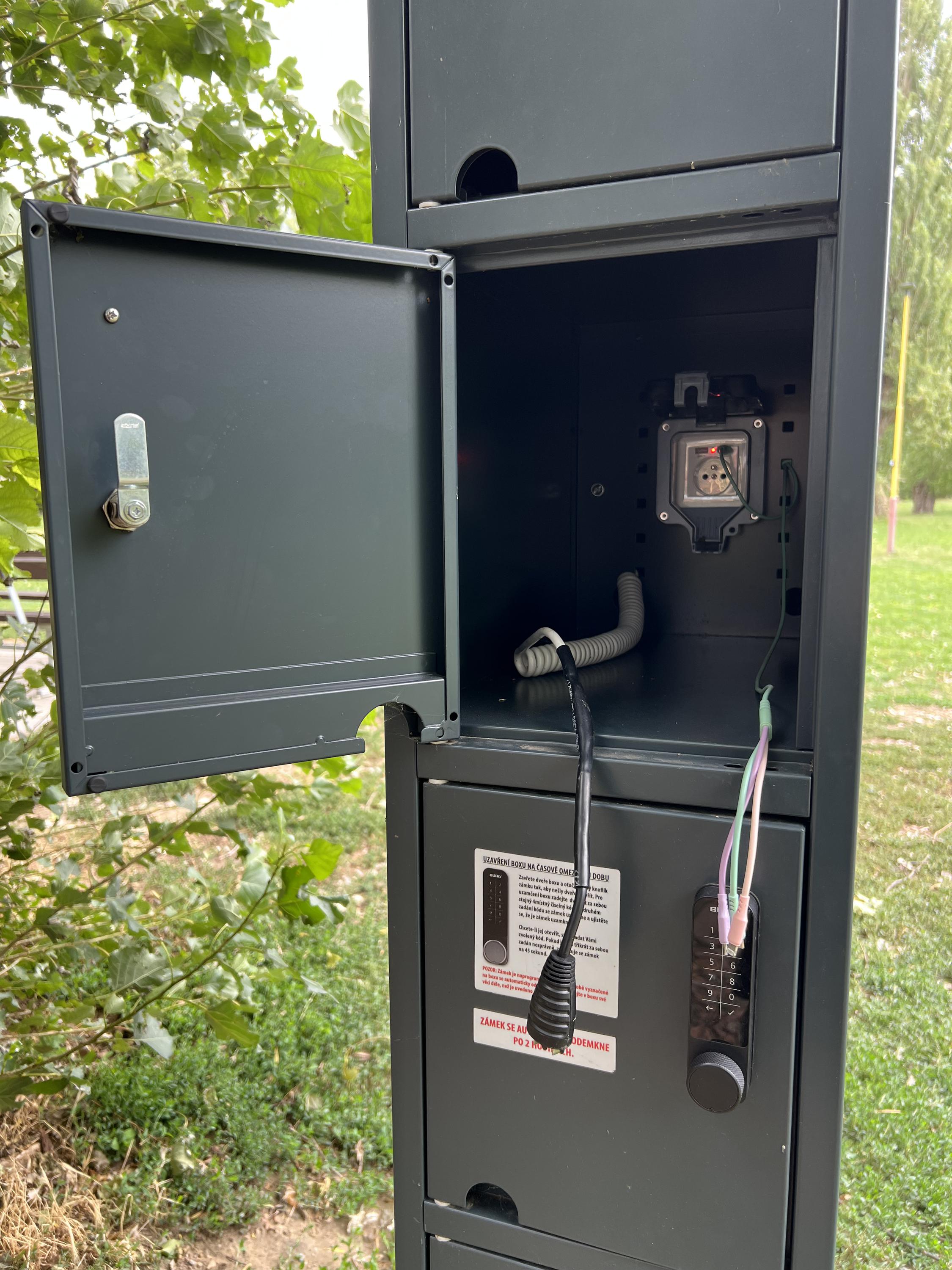 Nabíjecí stanice pro elektrokola a mobilní zařízení foto 5