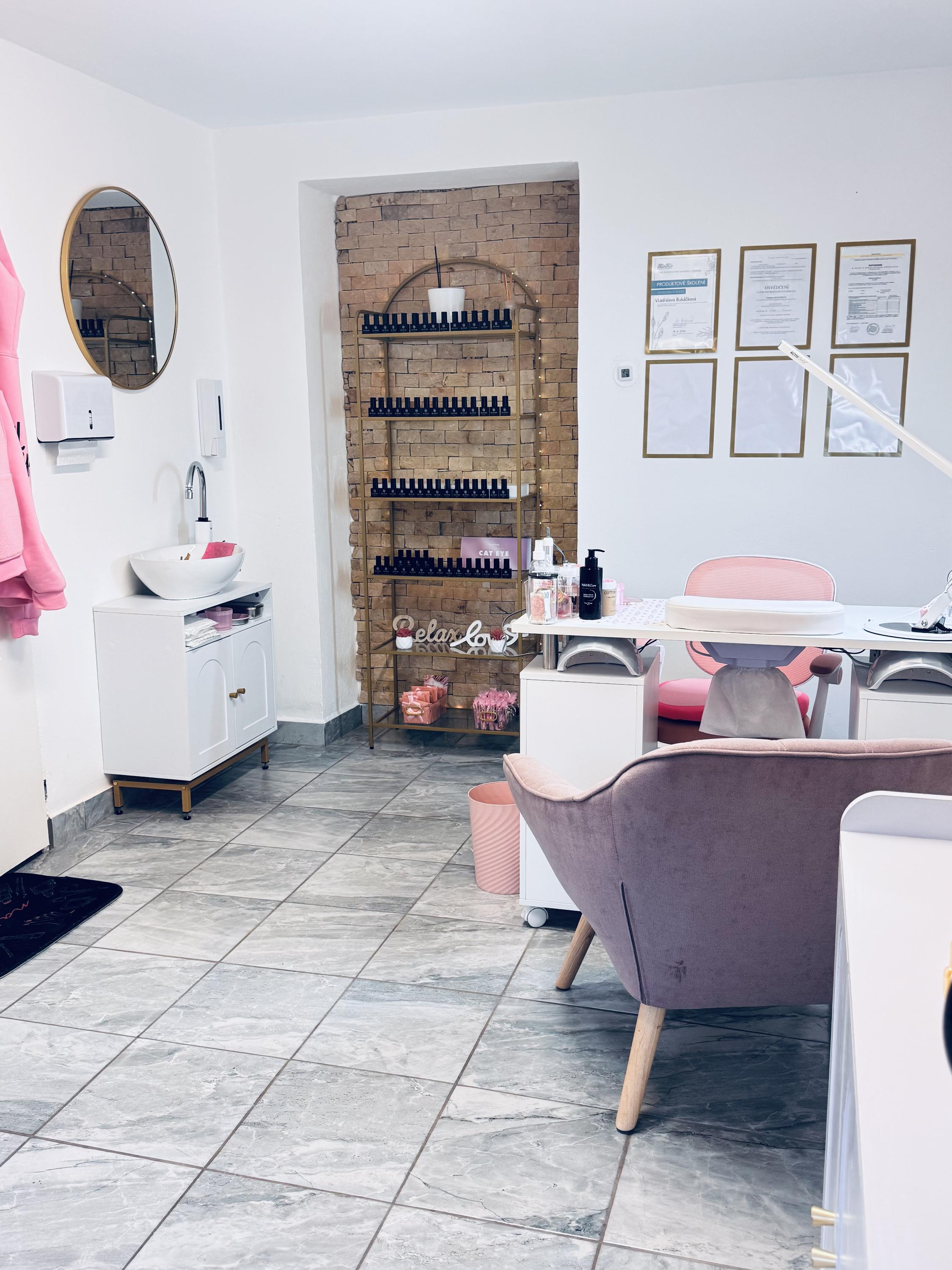 VV Nails & Beauty foto 1