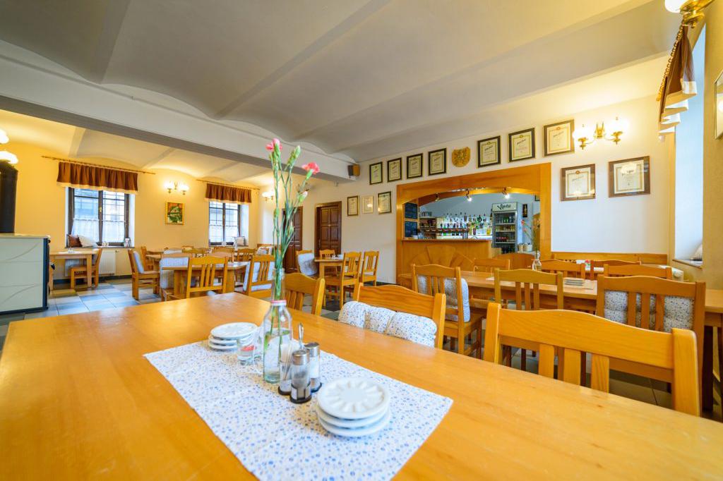 Restaurace a salónek