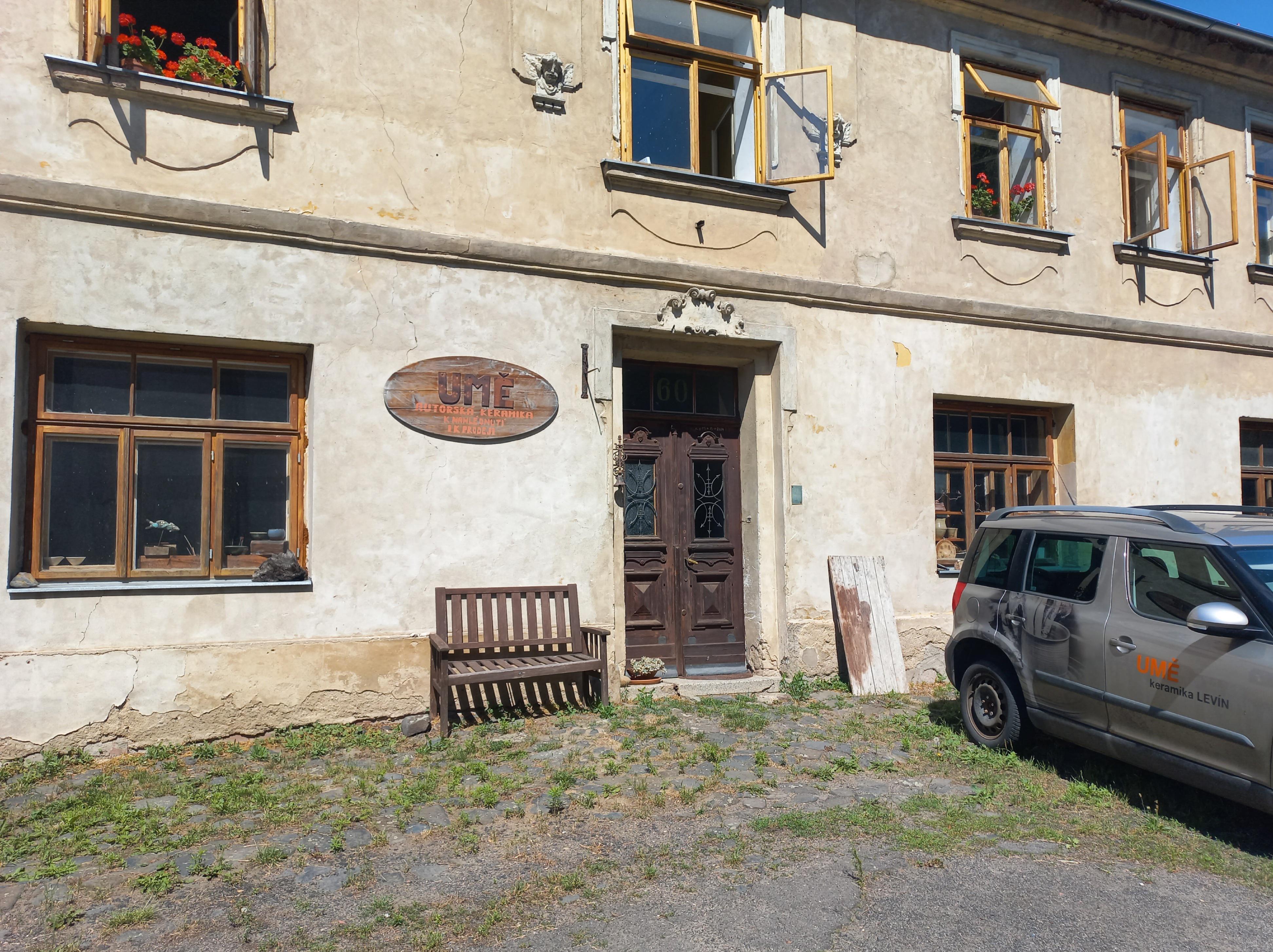 Keramický atelier UMĚ a Galerie VZADU