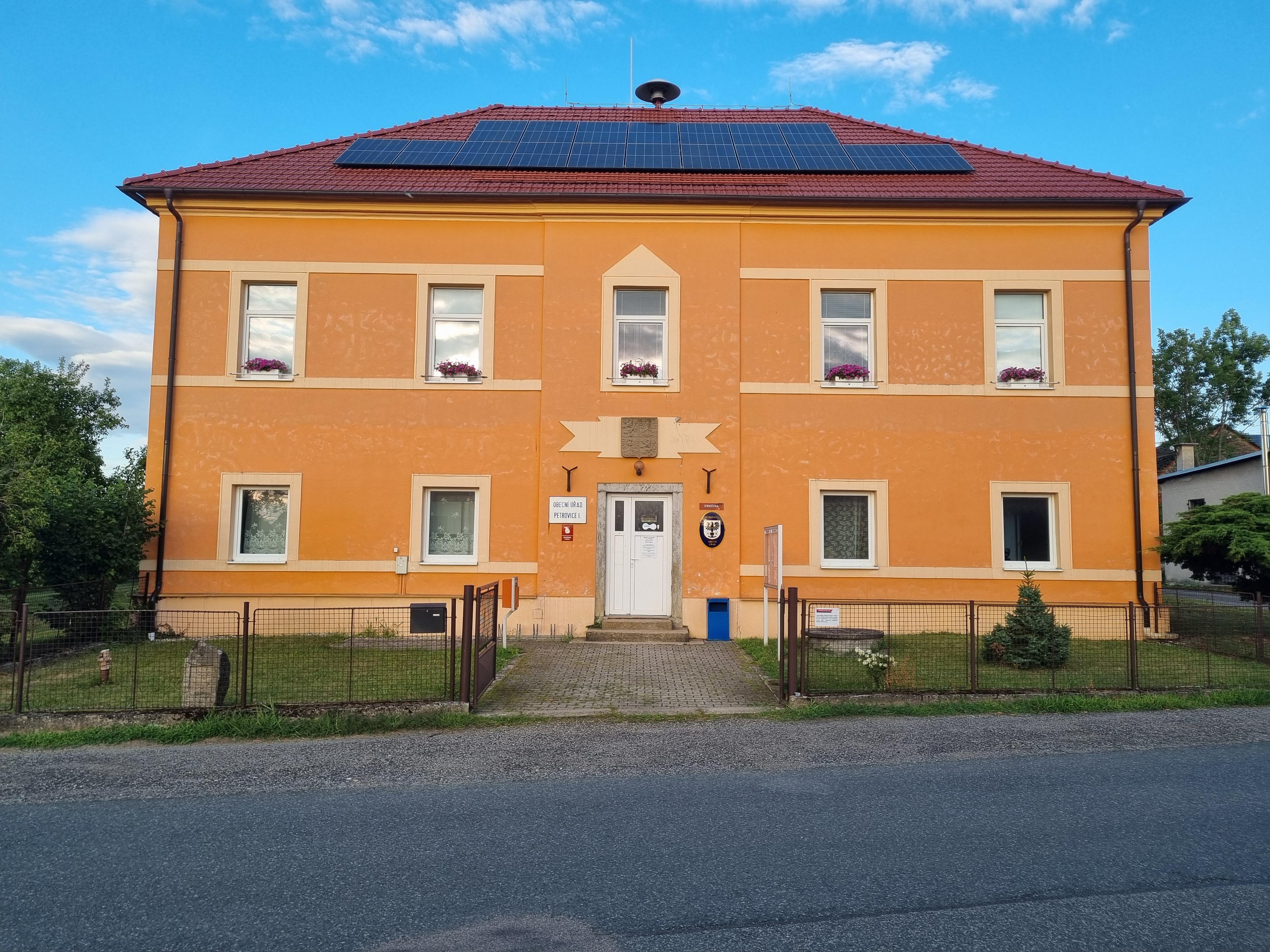 Petrovice I - obecní úřad foto 3
