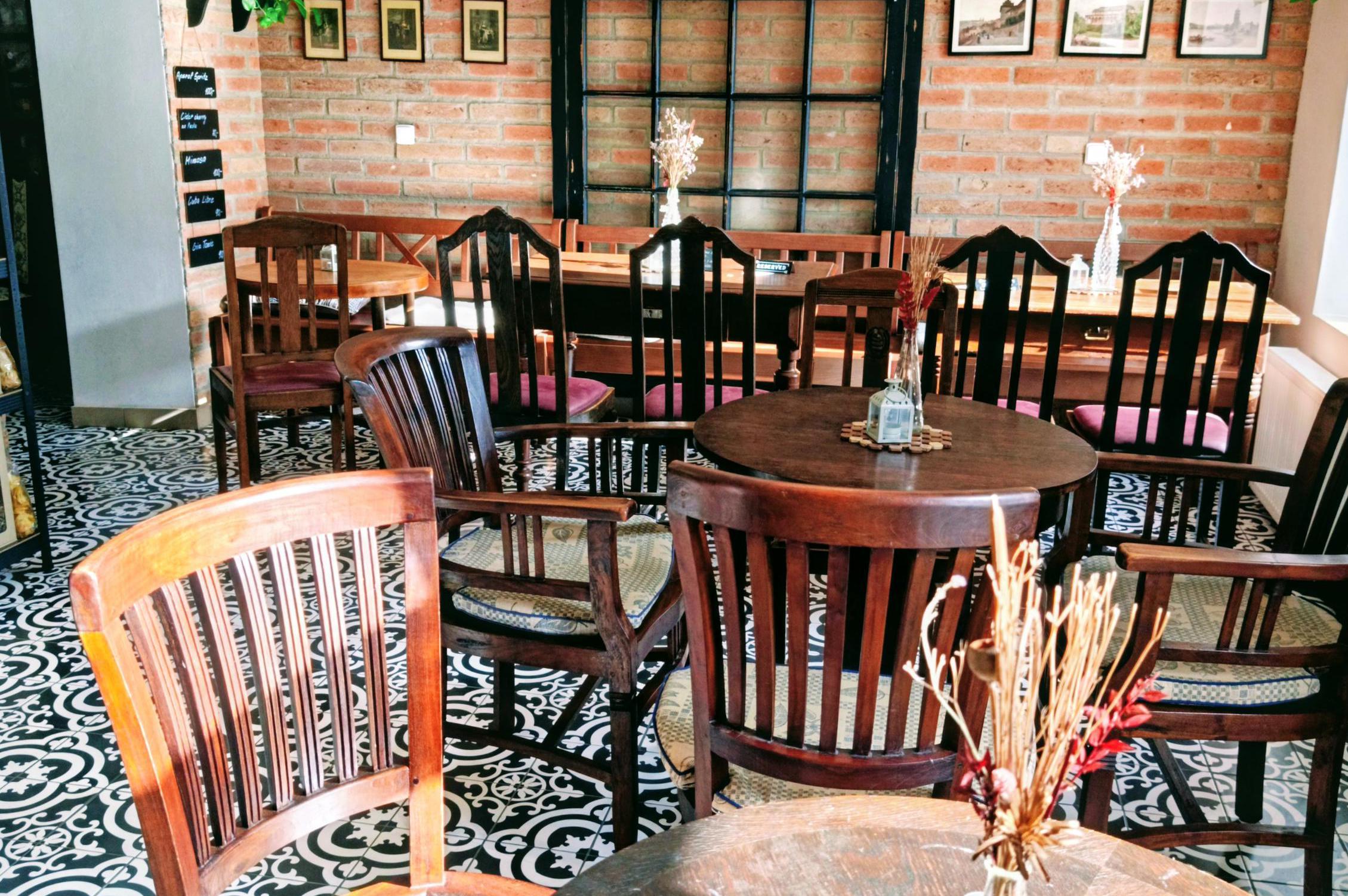 Café Bistro MOM