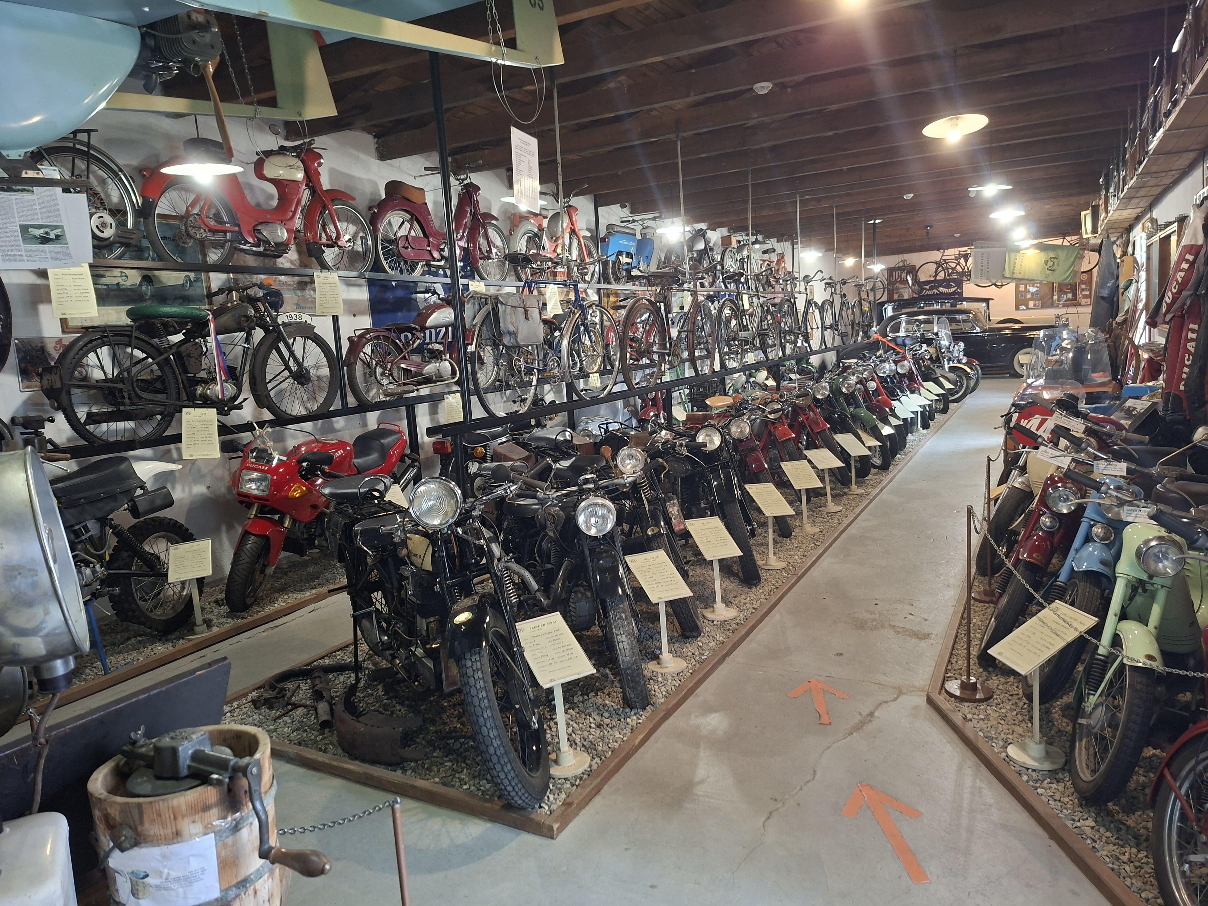 Auto - moto veterán muzeum foto 3