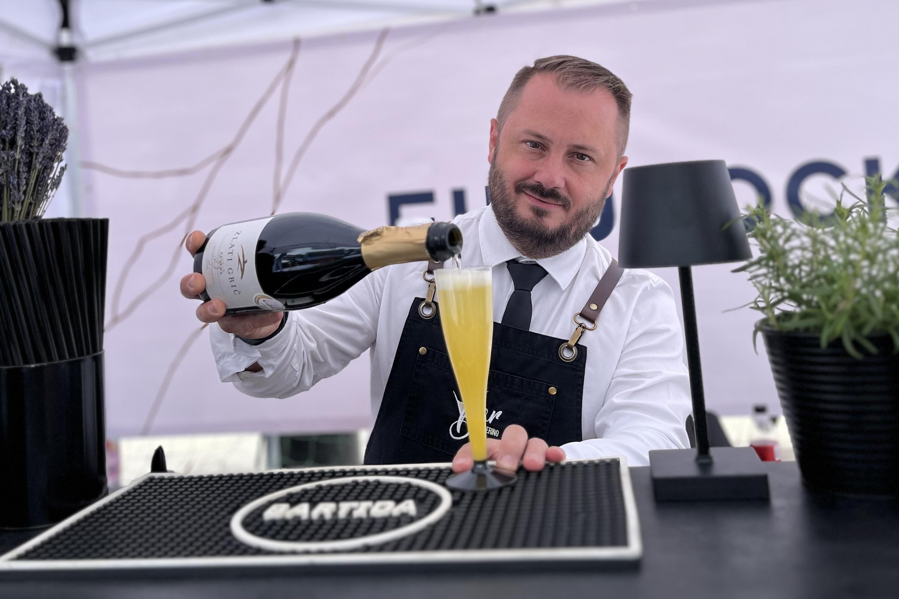 Barman na svatbu.