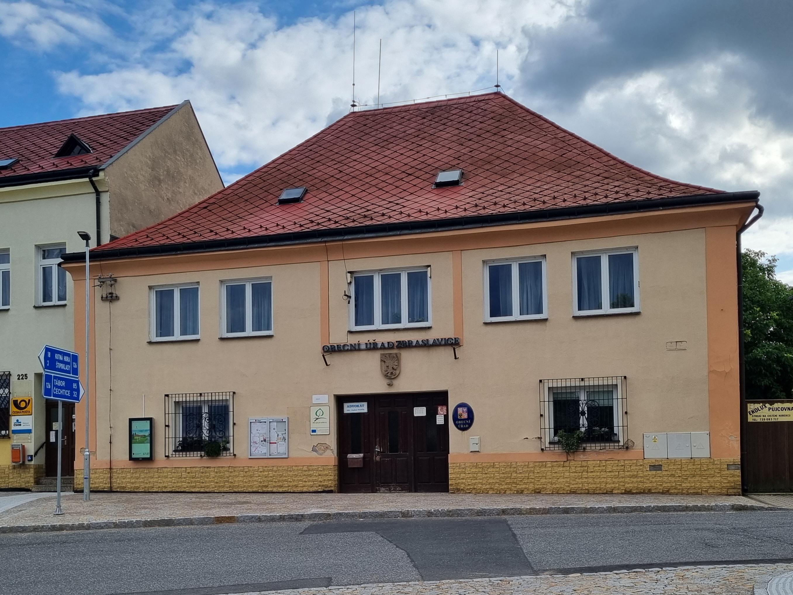 Zbraslavice - obecní úřad foto 2