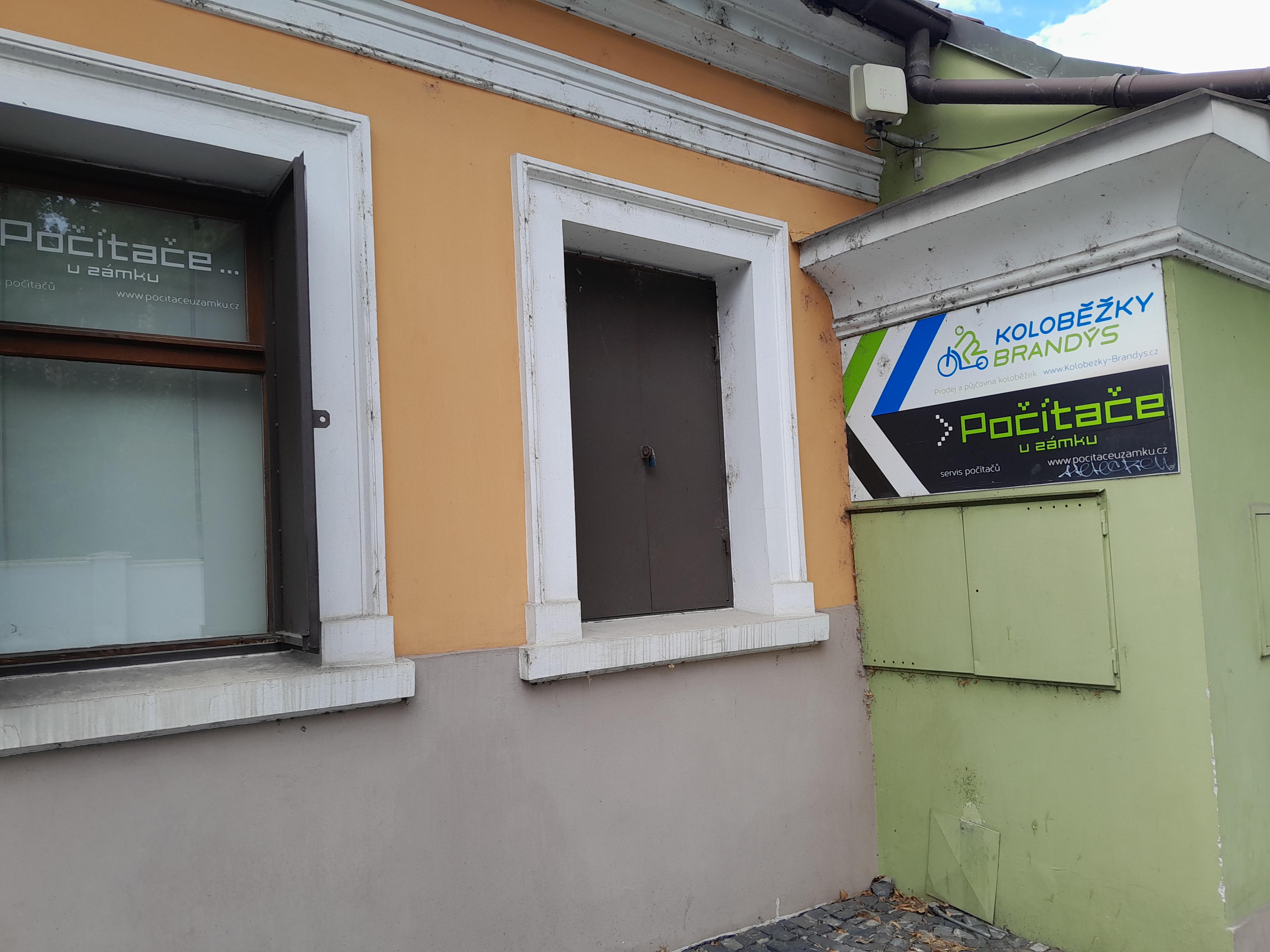 Počítače u zámku foto 2