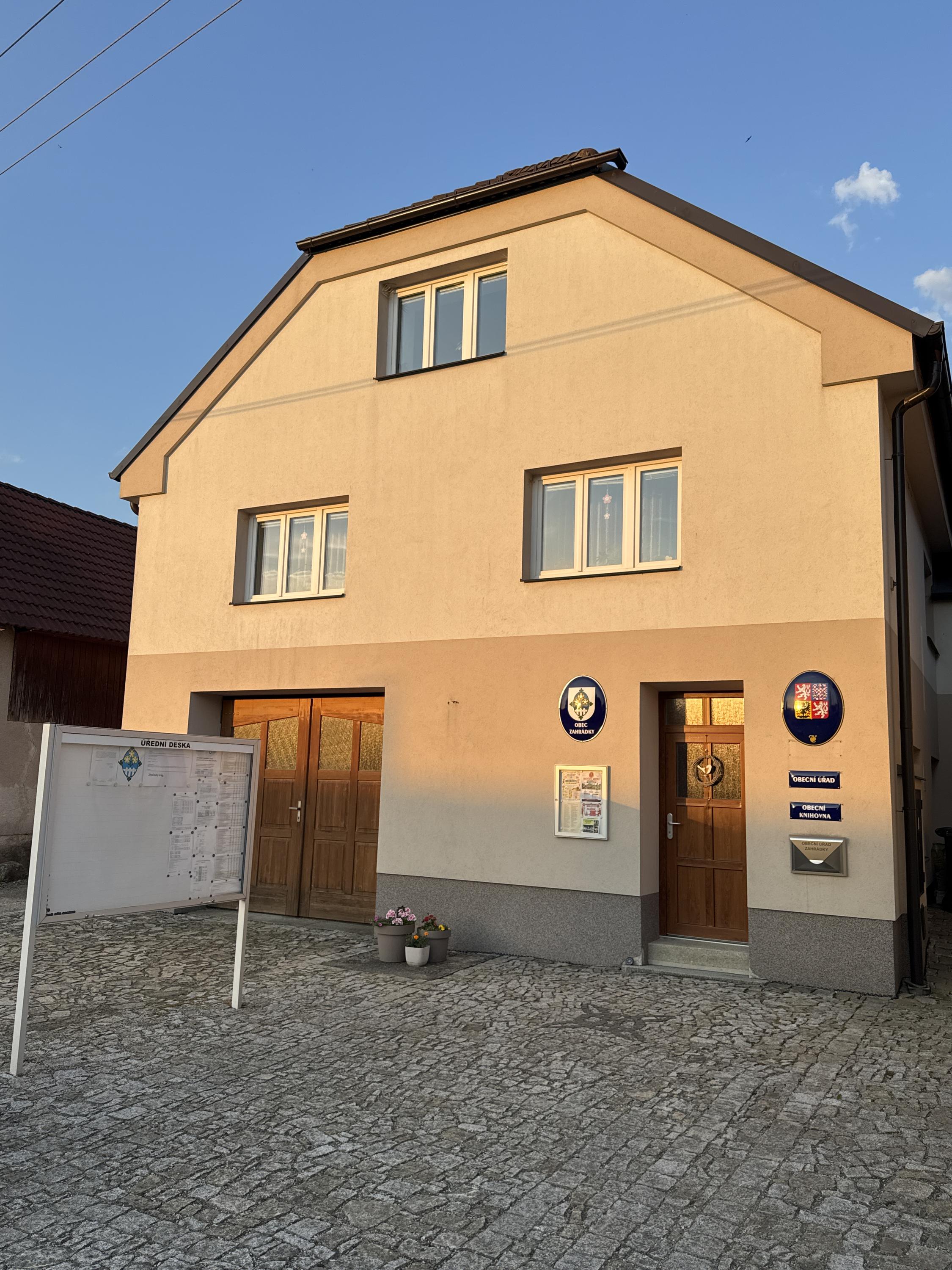 Zahrádky - obecní úřad foto 1