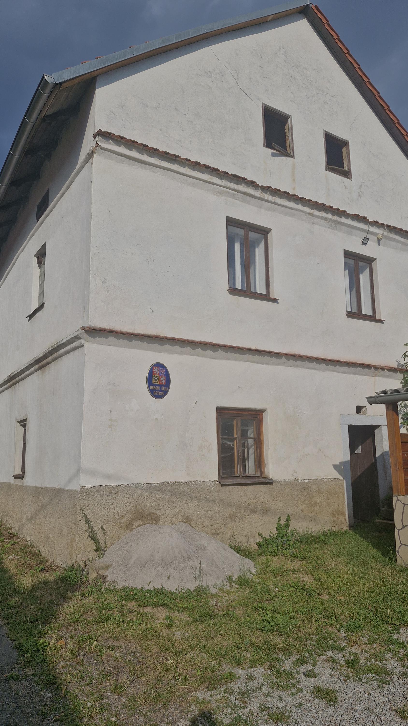 Ostrov - obecní úřad foto 1