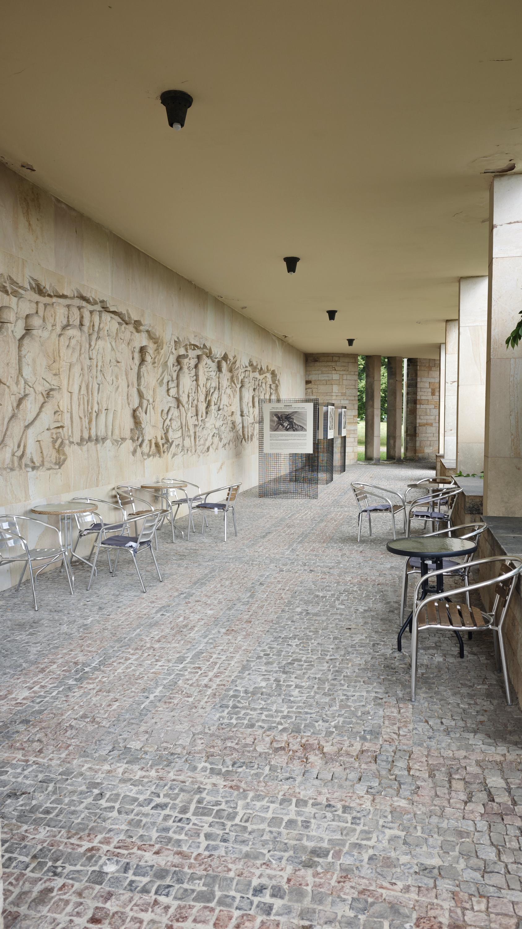 Bistro Mezi řádky Památník foto 2