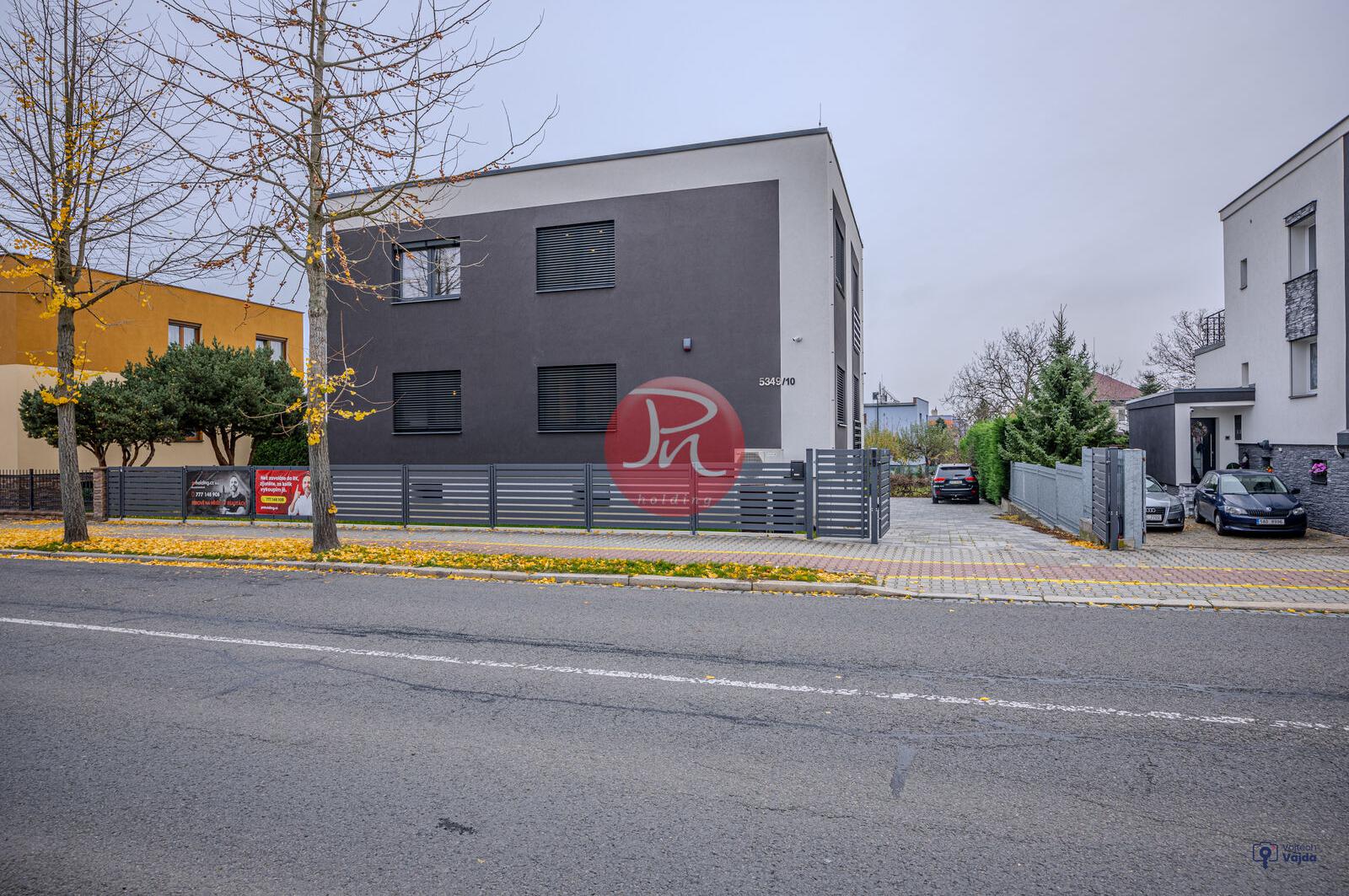 VOLEJTE | Pronájem luxusního rodinného domu 6+KK