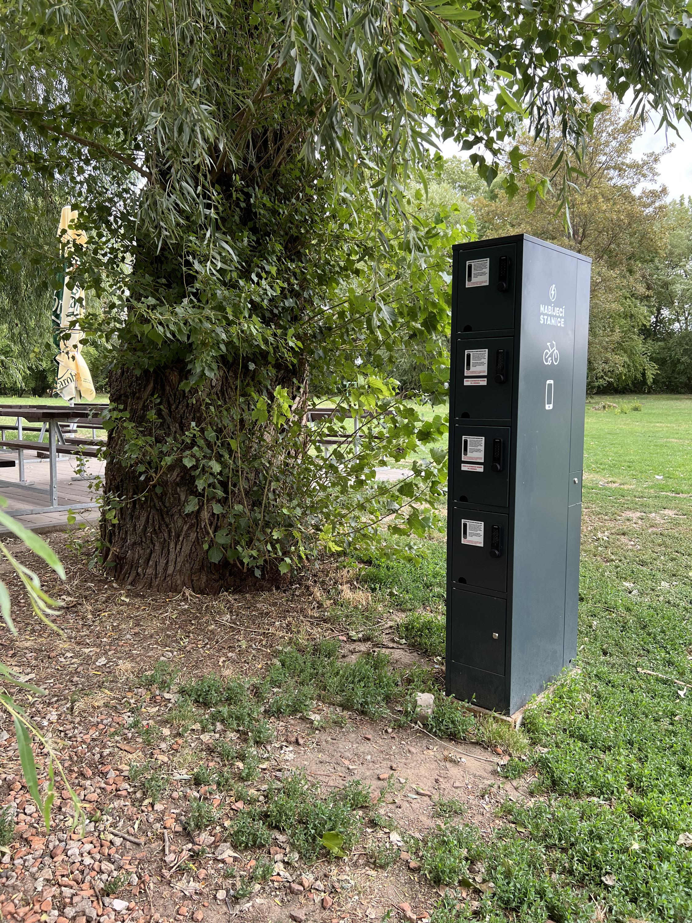 Nabíjecí stanice pro elektrokola a mobilní zařízení foto 4
