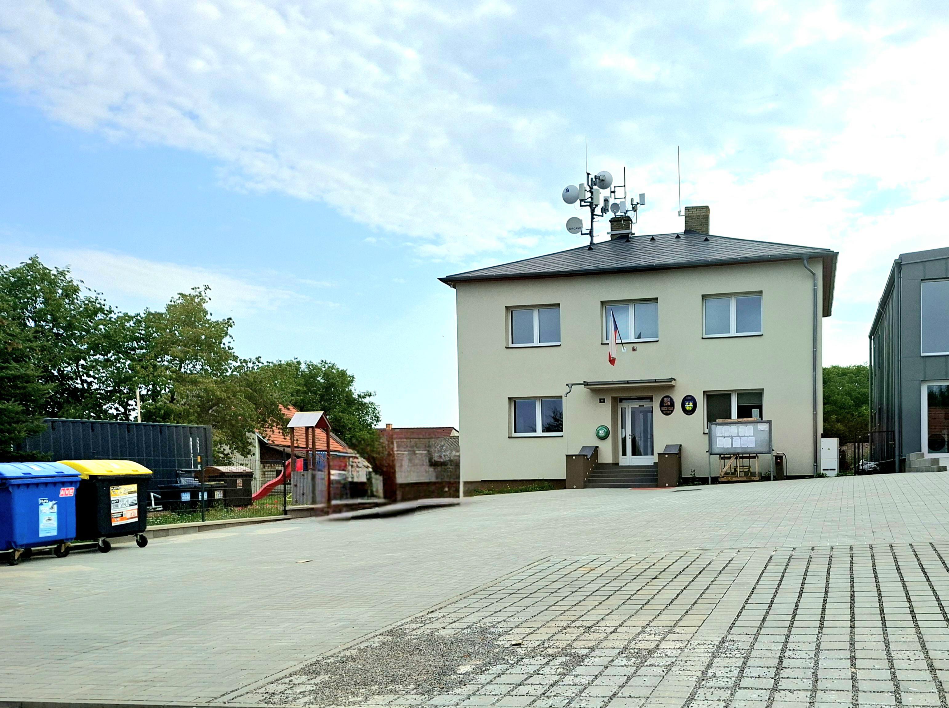 Skuhrov - obecní úřad foto 3