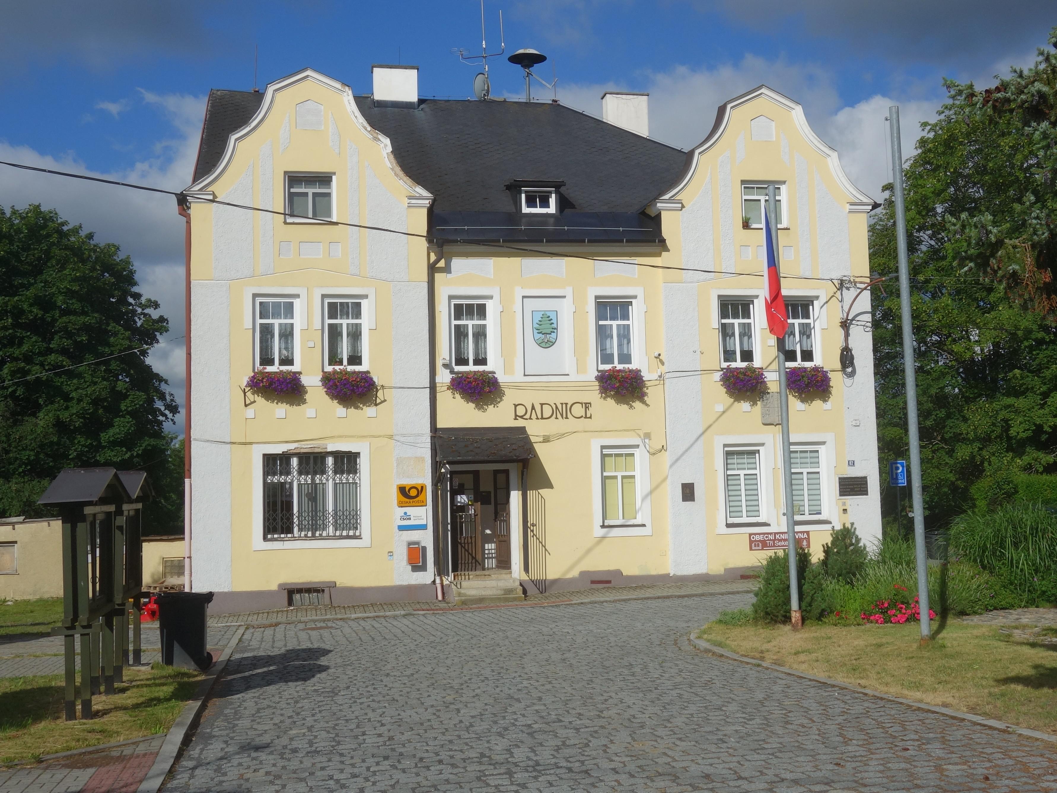 Tři Sekery - obecní úřad foto 3