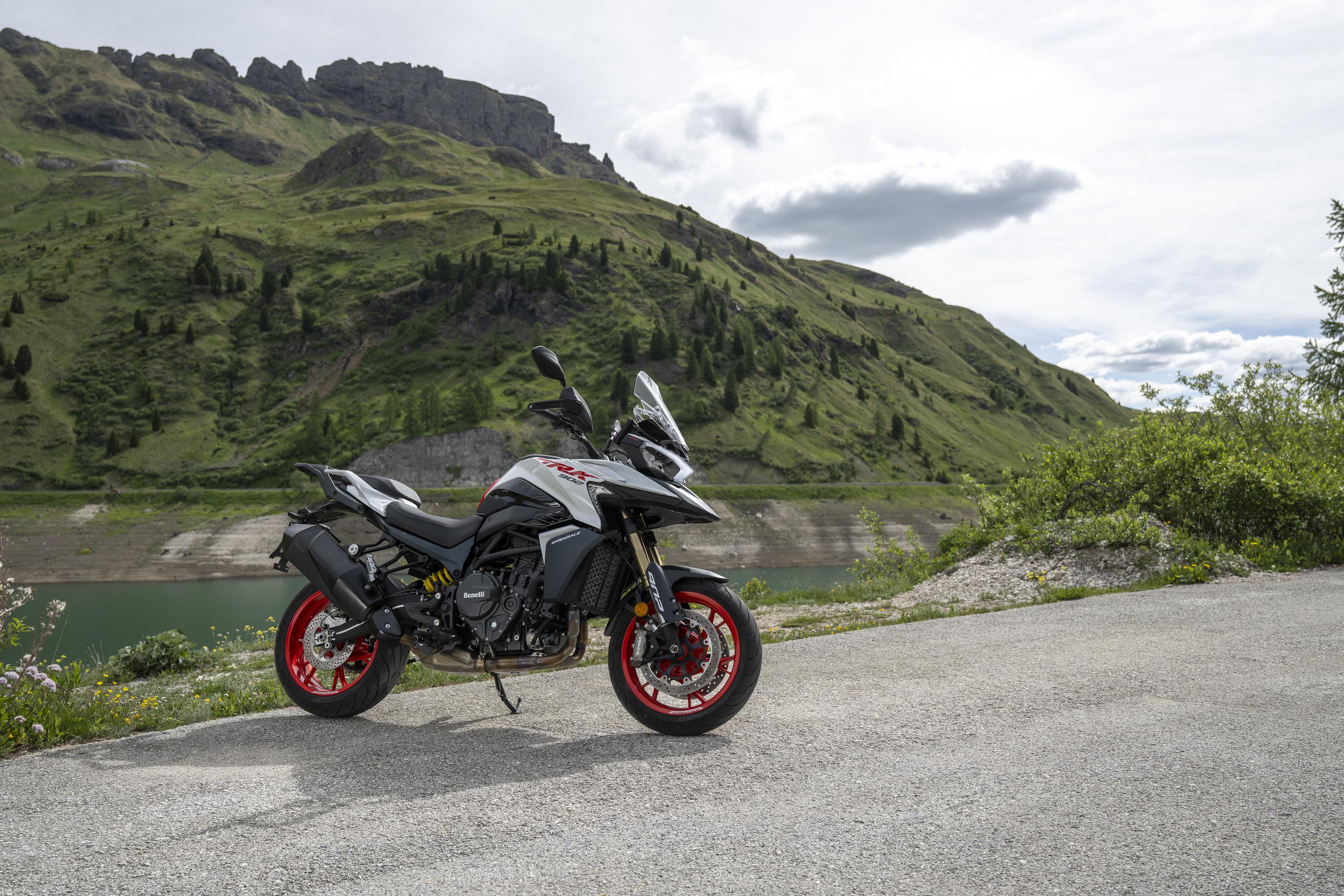 NOVINKA Benelli TRK 902 STRADALE