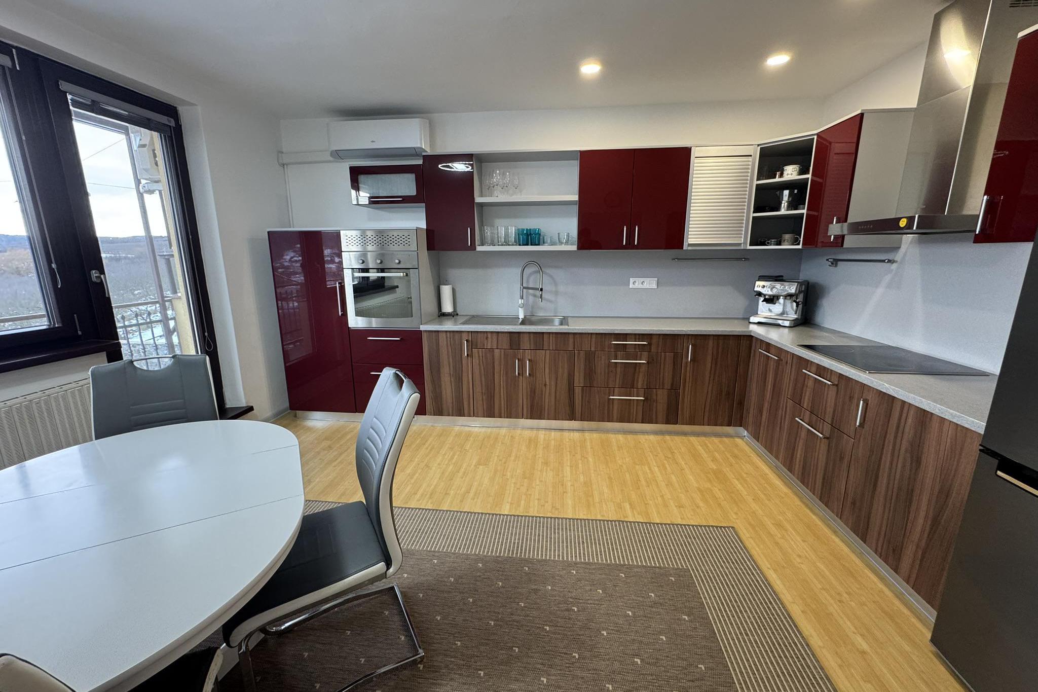 Prodej RD 6+1, garáž, průběžný balkon, klimatizace