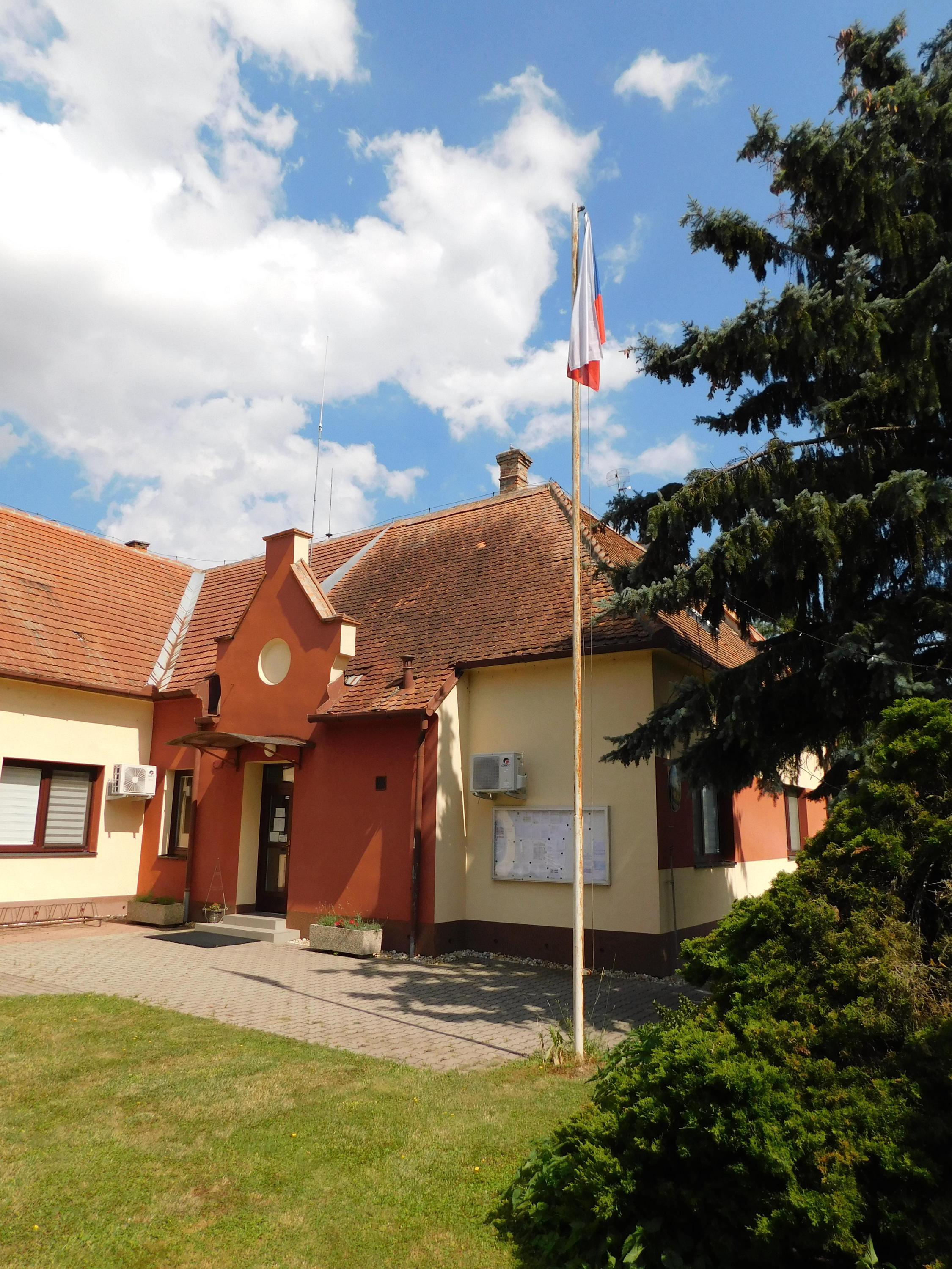 Hrušky - obecní úřad foto 2