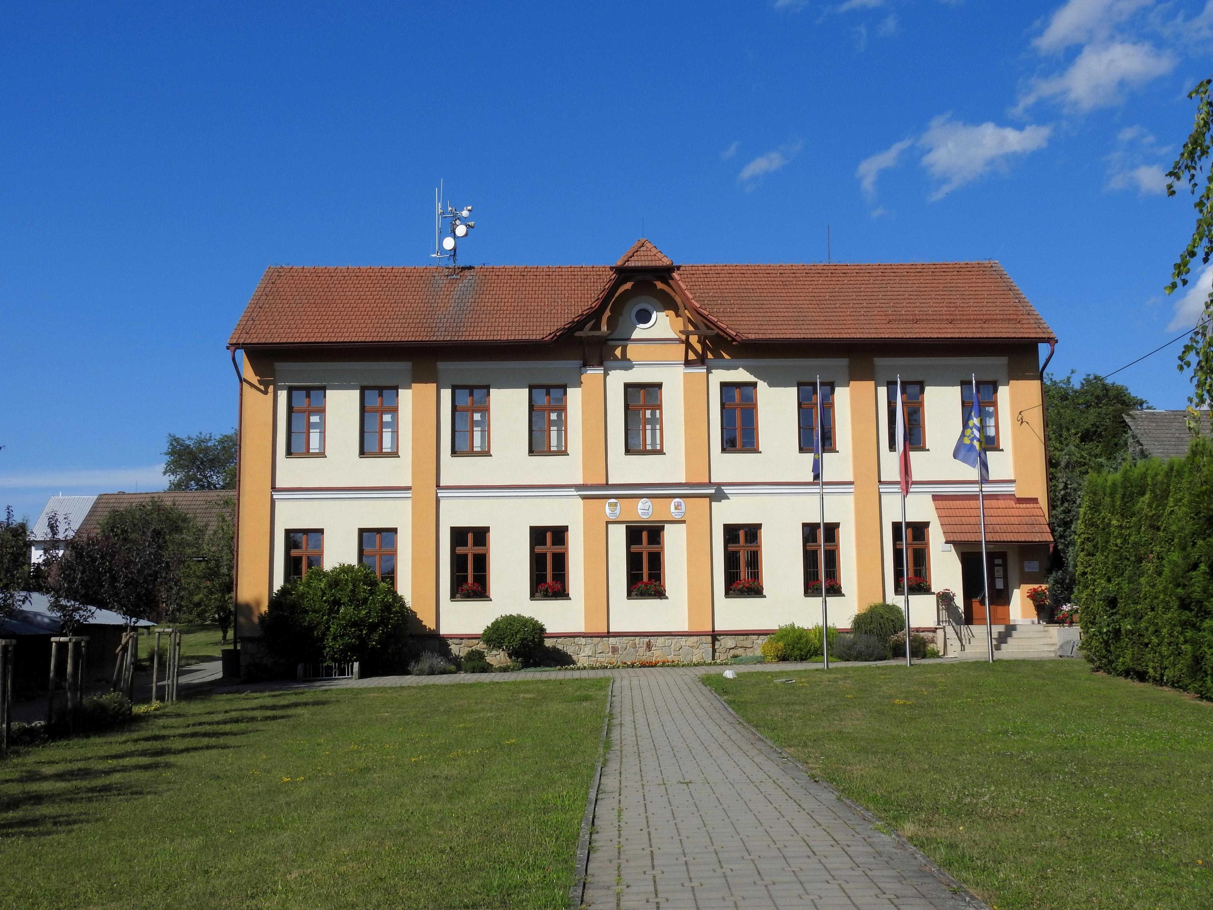 Poteč - obecní úřad foto 3