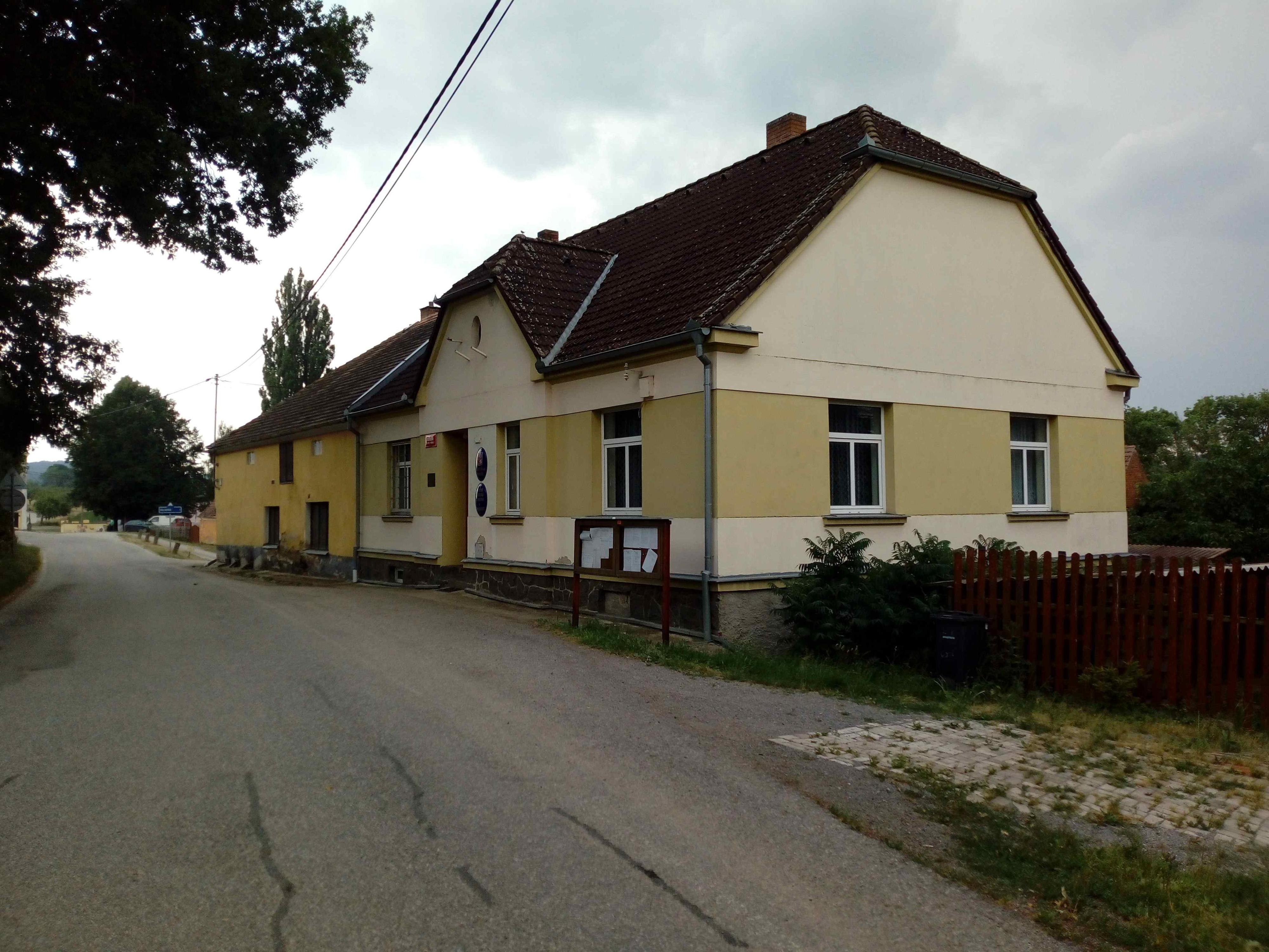 Hoštice - obecní úřad foto 3