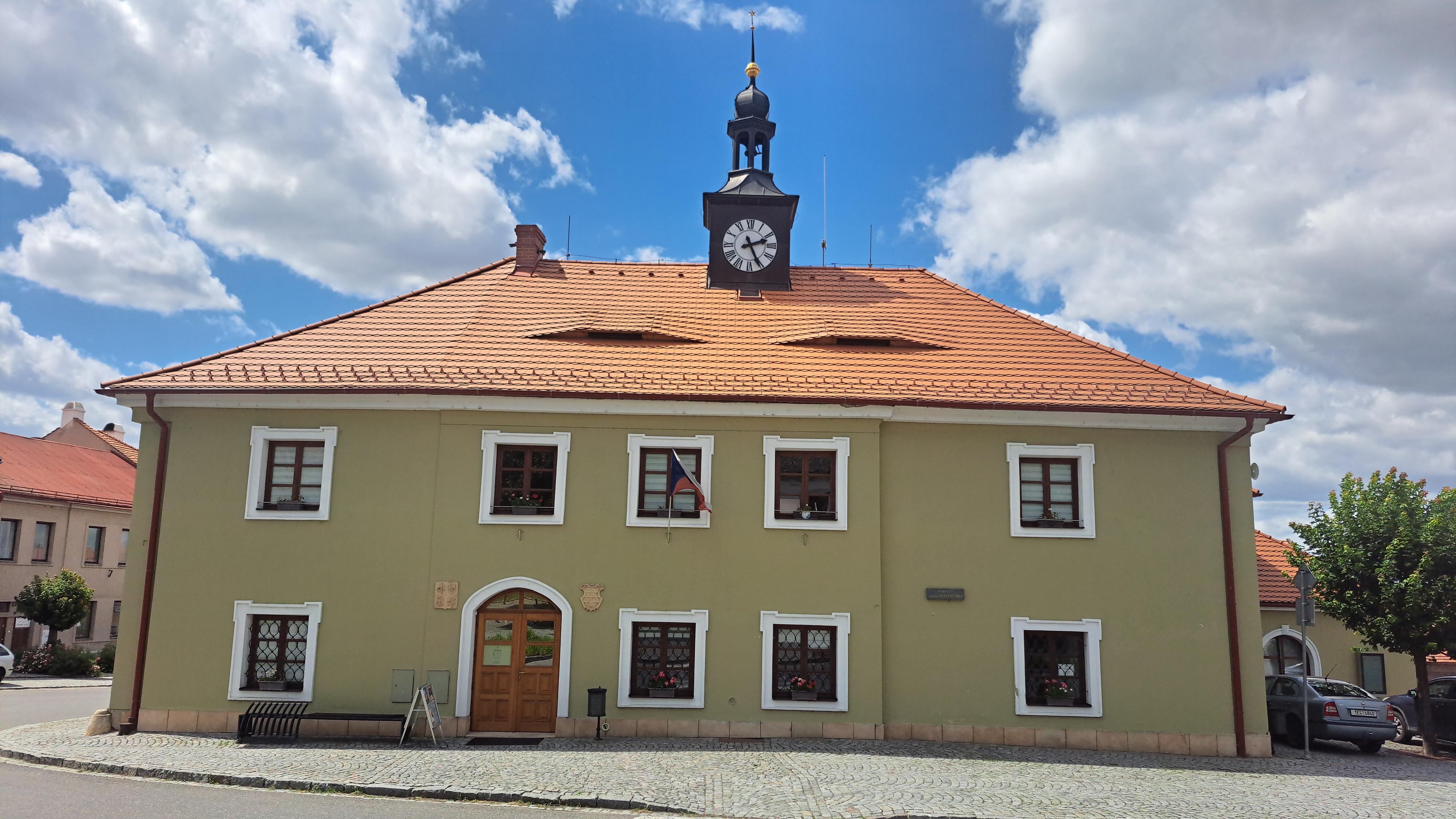 Luže - městský úřad foto 2