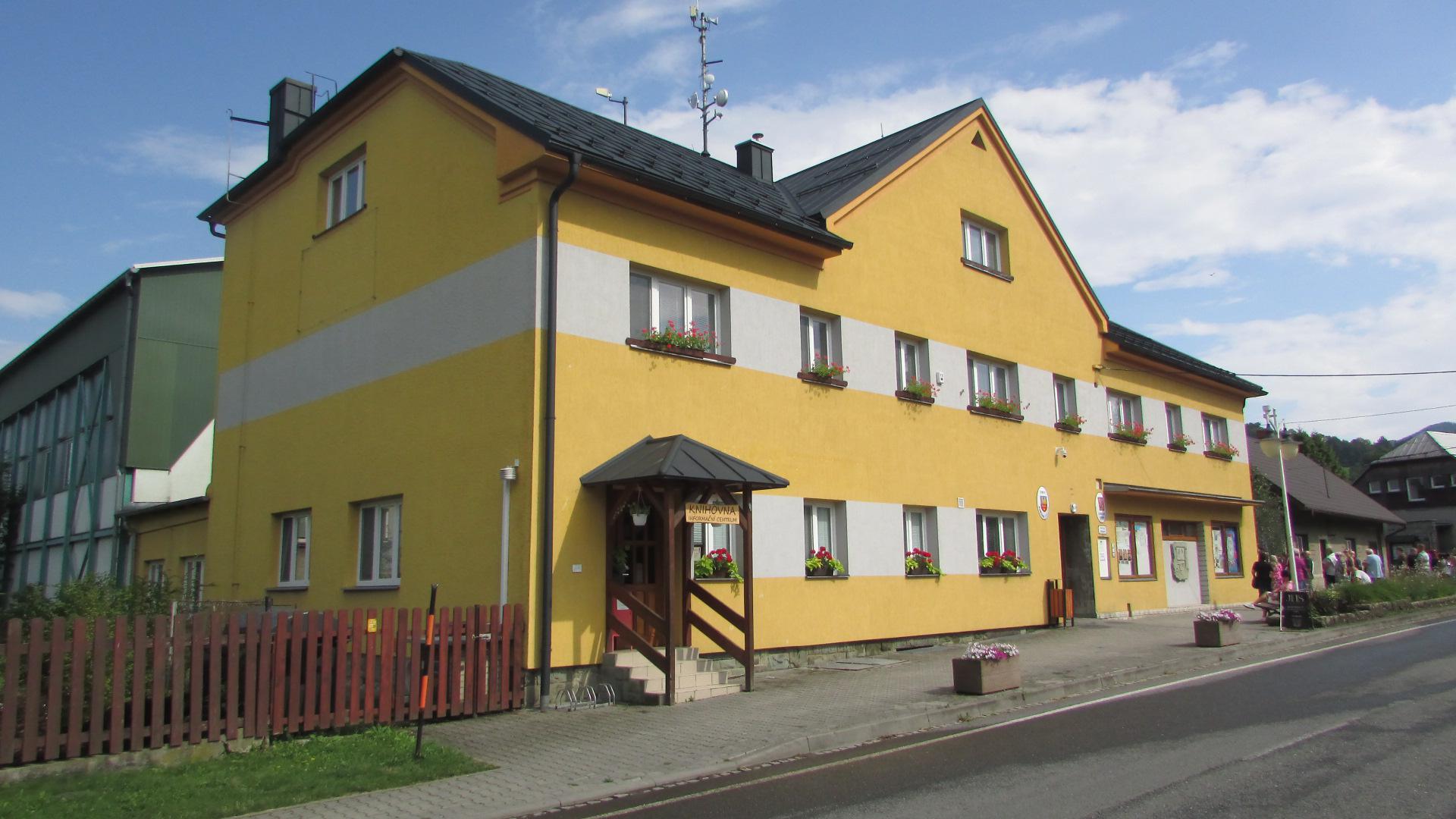 Obecní knihovna a informační centrum Komorní Lhotka foto 2