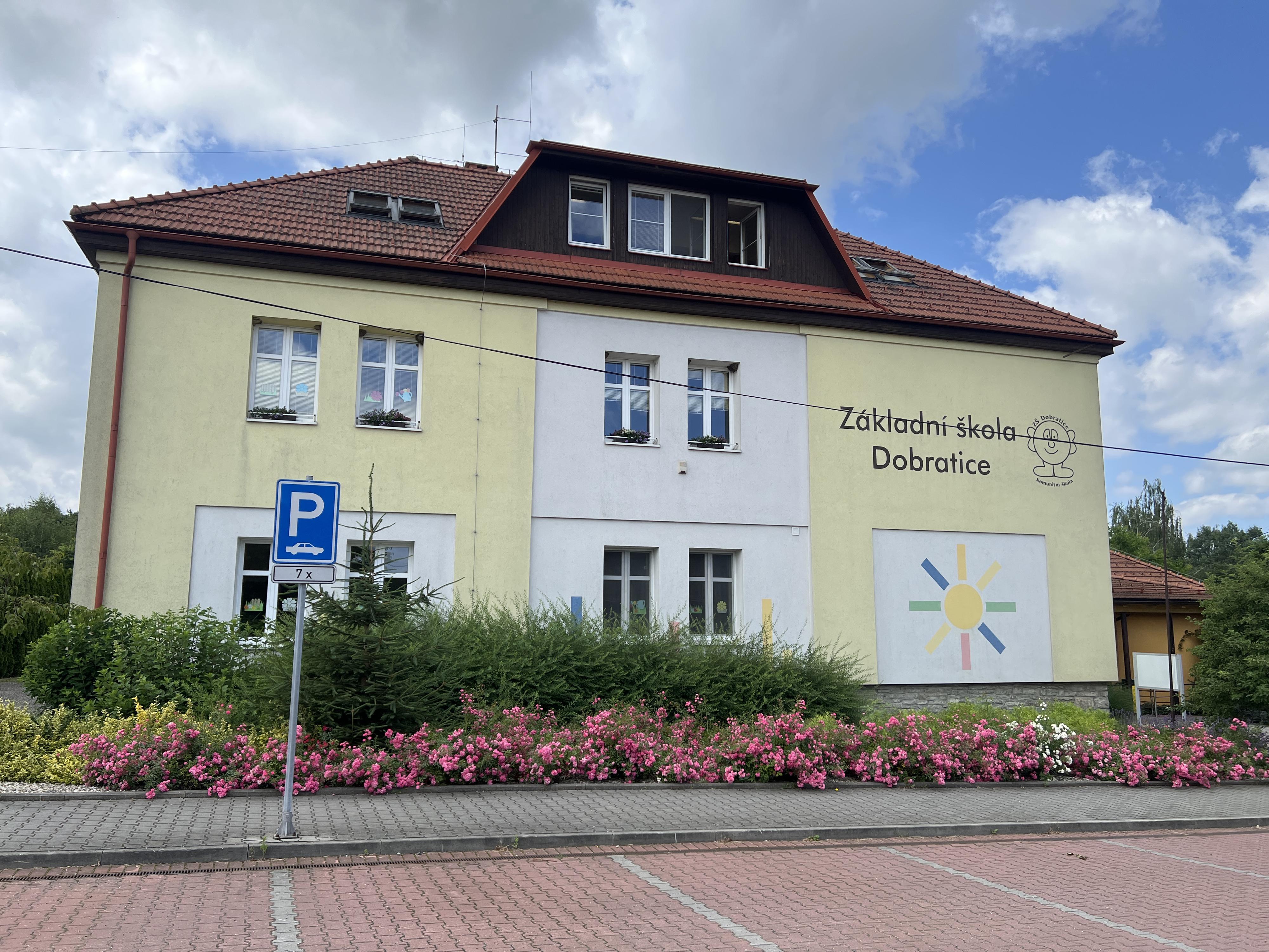 Základní škola a mateřská škola Dobratice, okres Frýdek-Místek foto 2