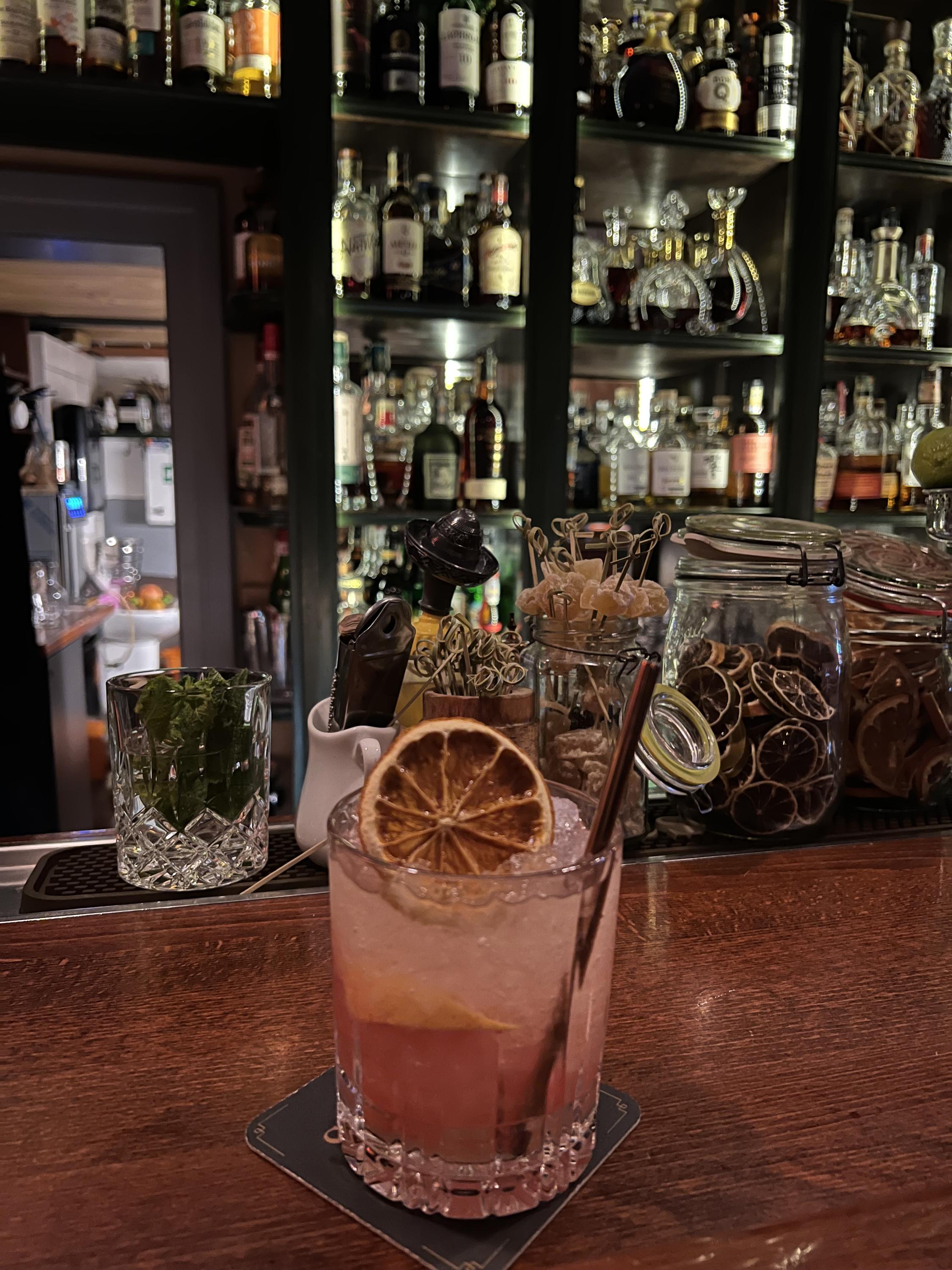 Apotheka Cocktail Bar foto 2
