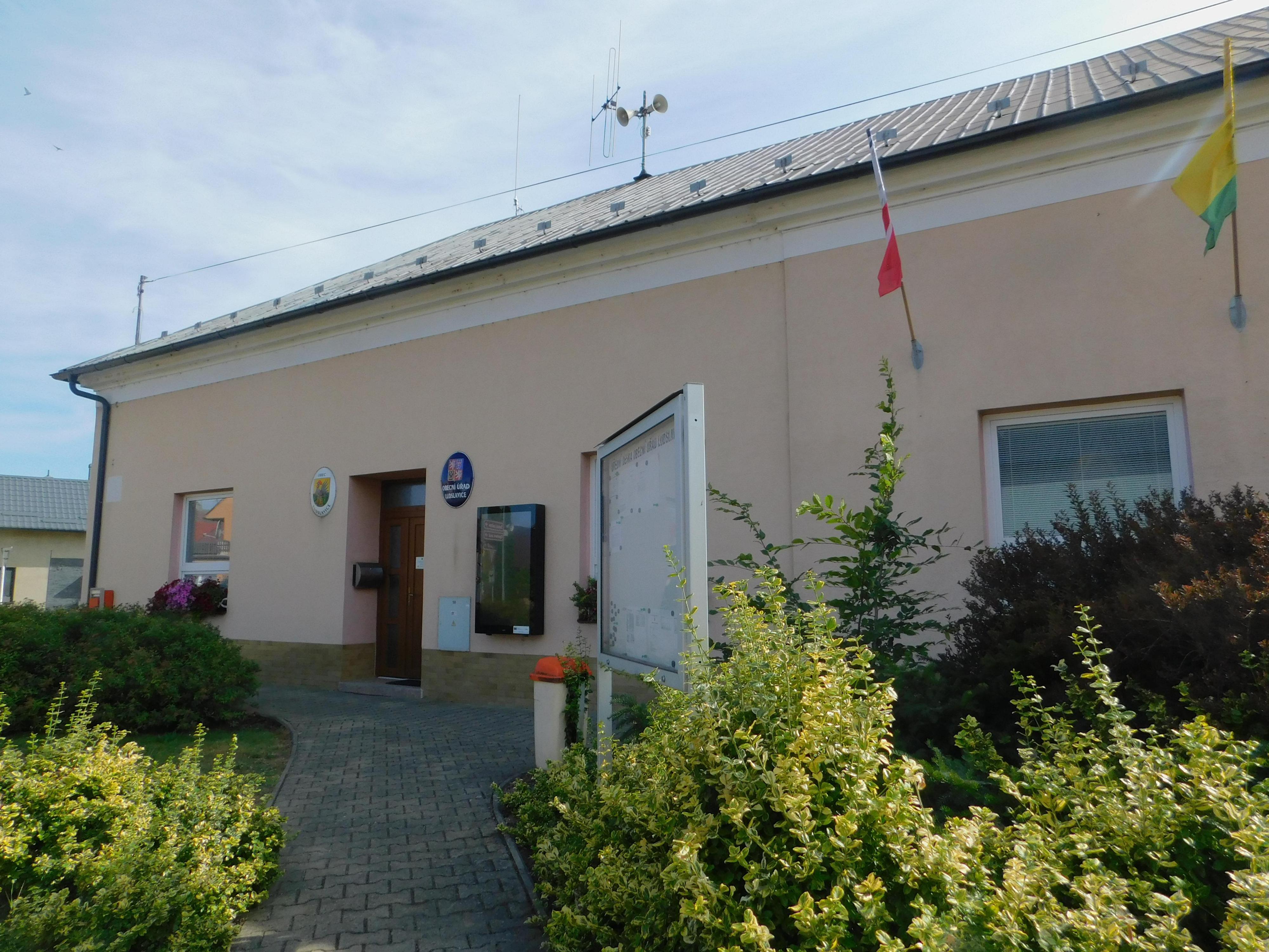 Ludslavice - obecní úřad foto 2