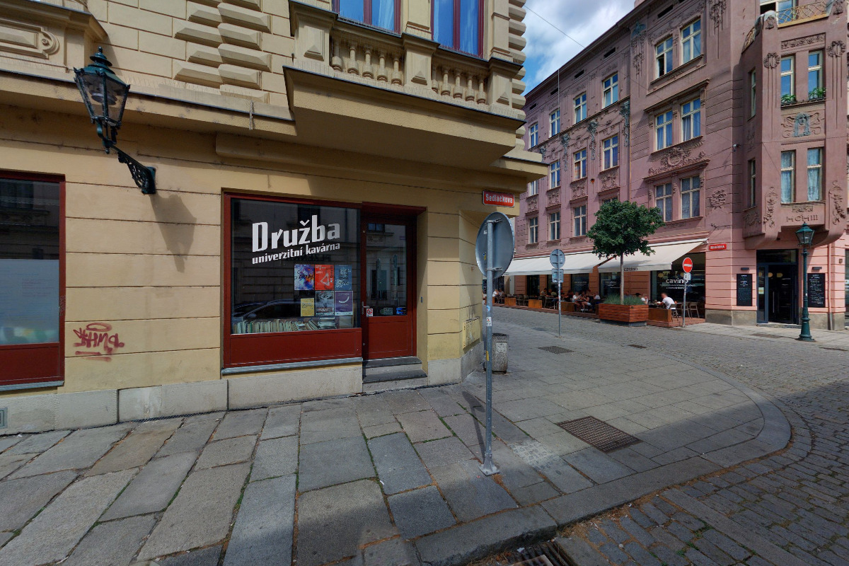 Družba: univerzitní kavárna