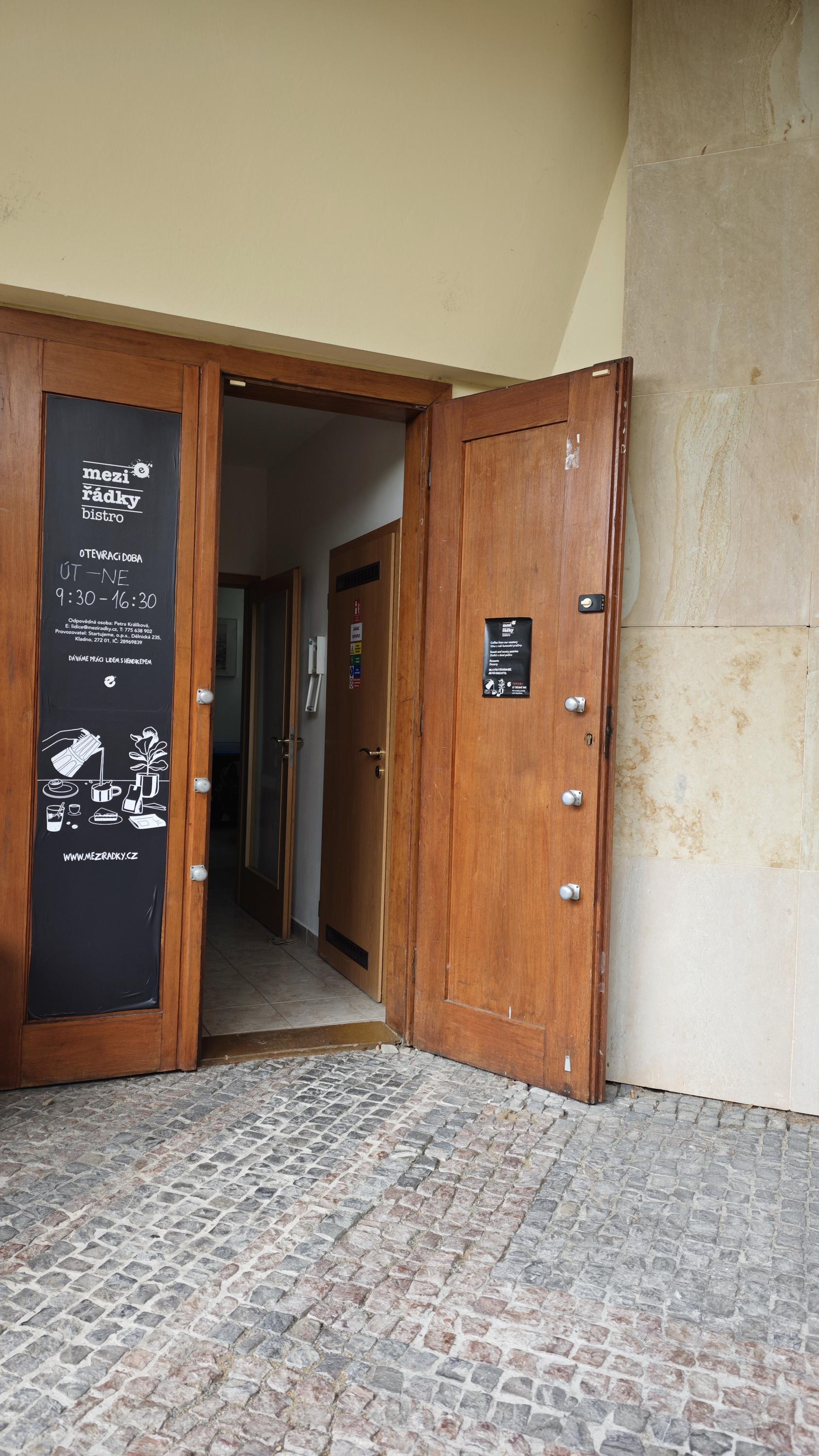 Bistro Mezi řádky Památník foto 3