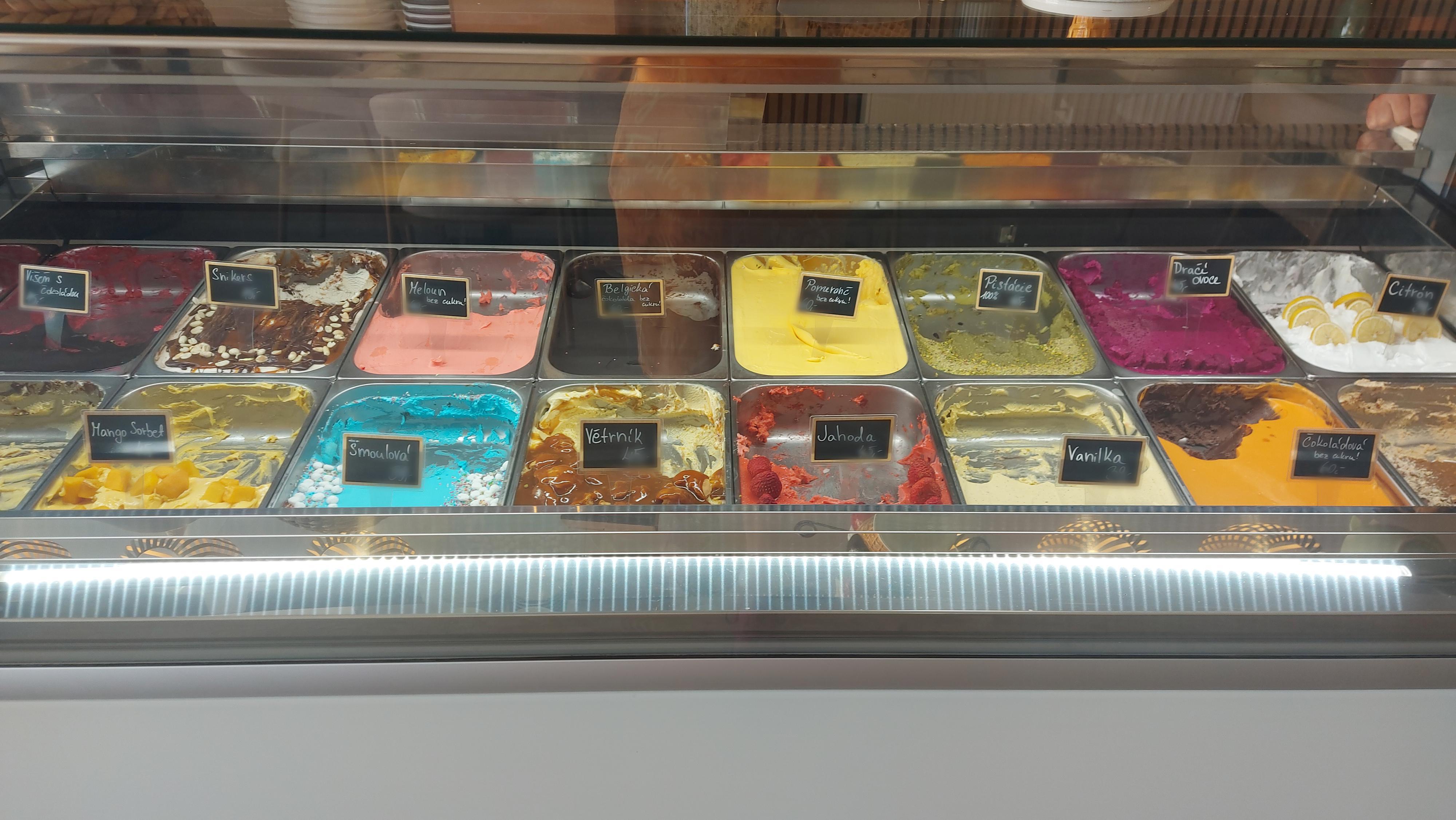 CUKRÁRNA & GELATERIA VEİS 2