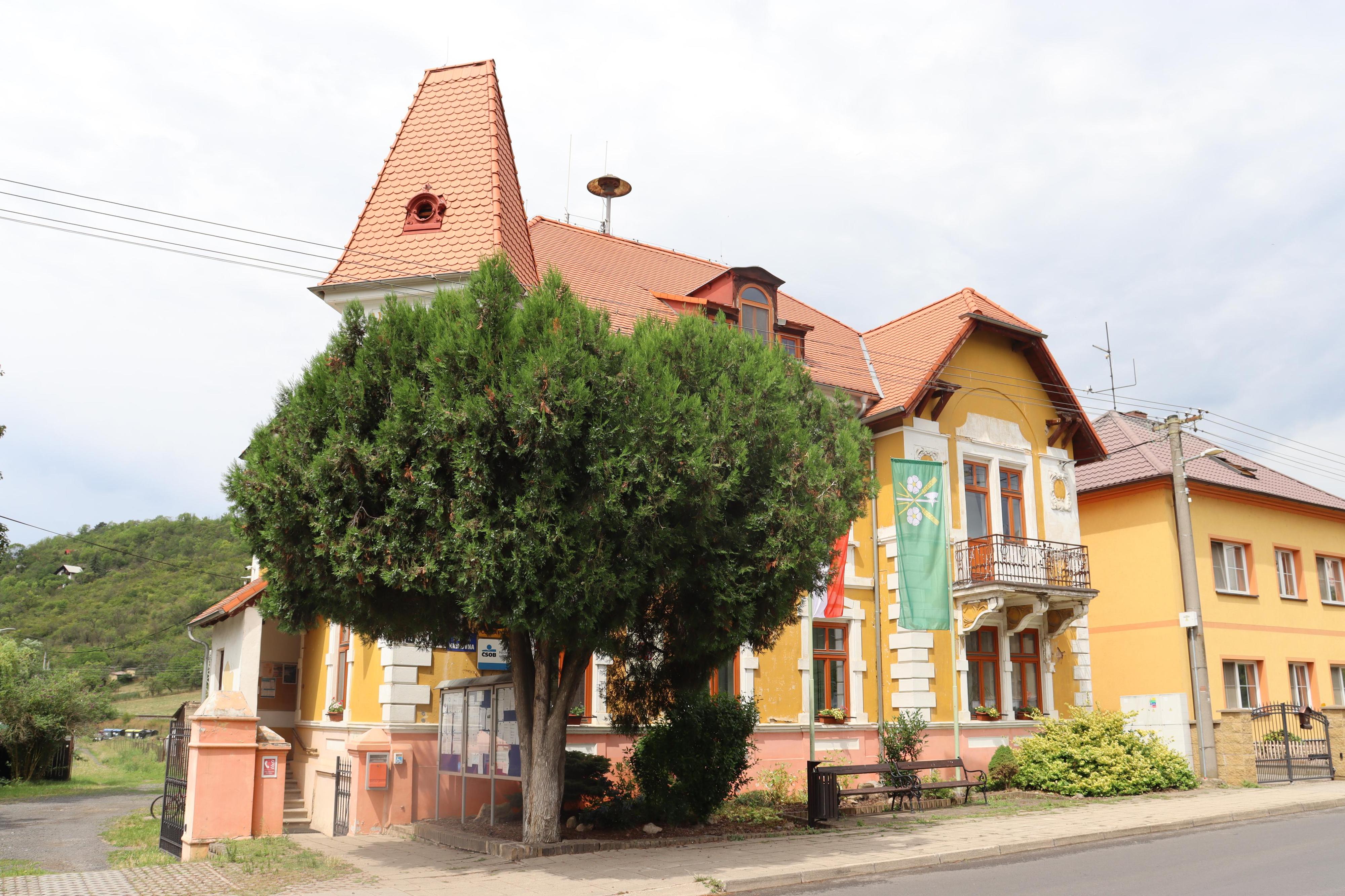 Křešice - obecní úřad foto 2