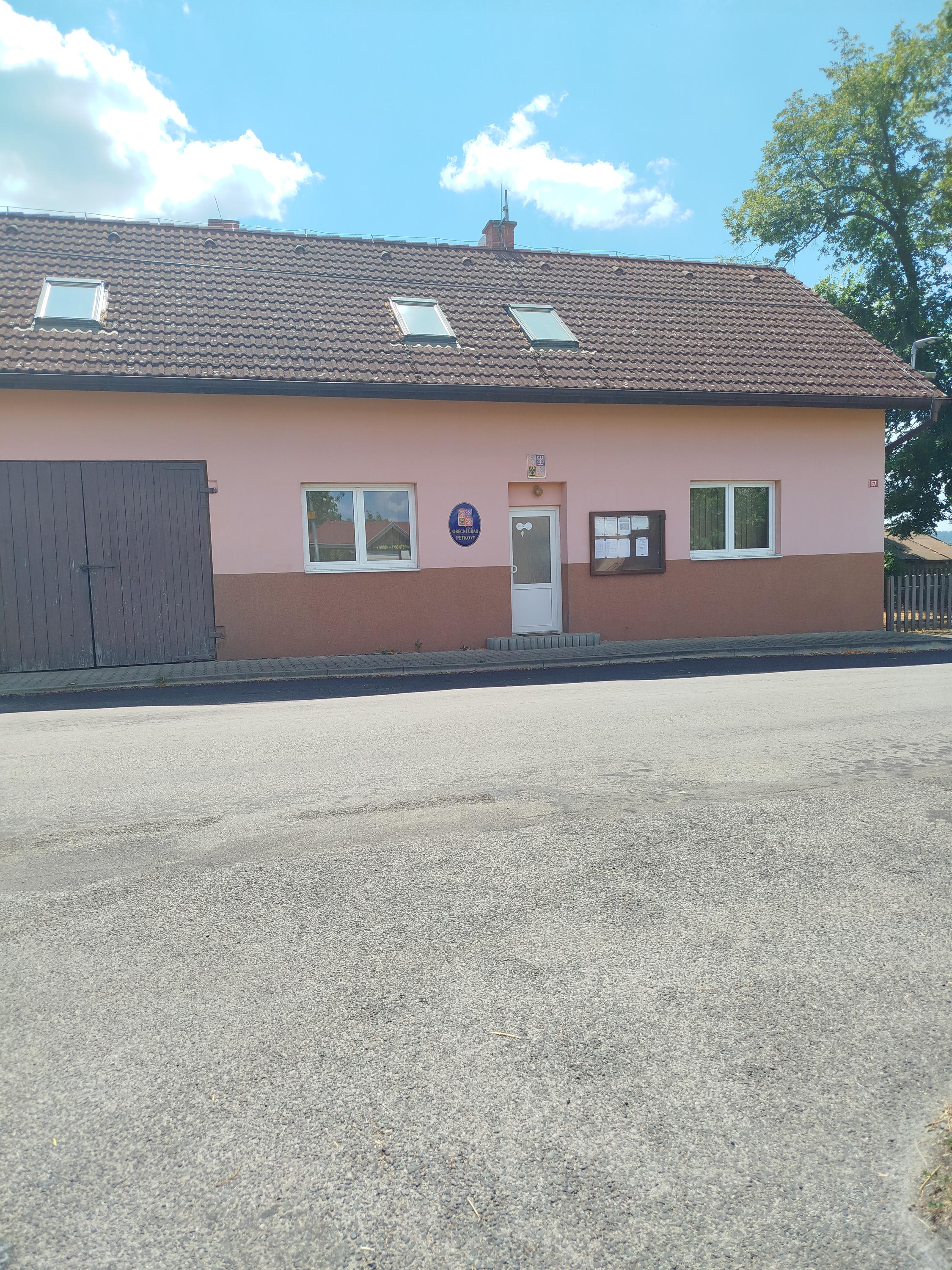 Petkovy - obecní úřad foto 3