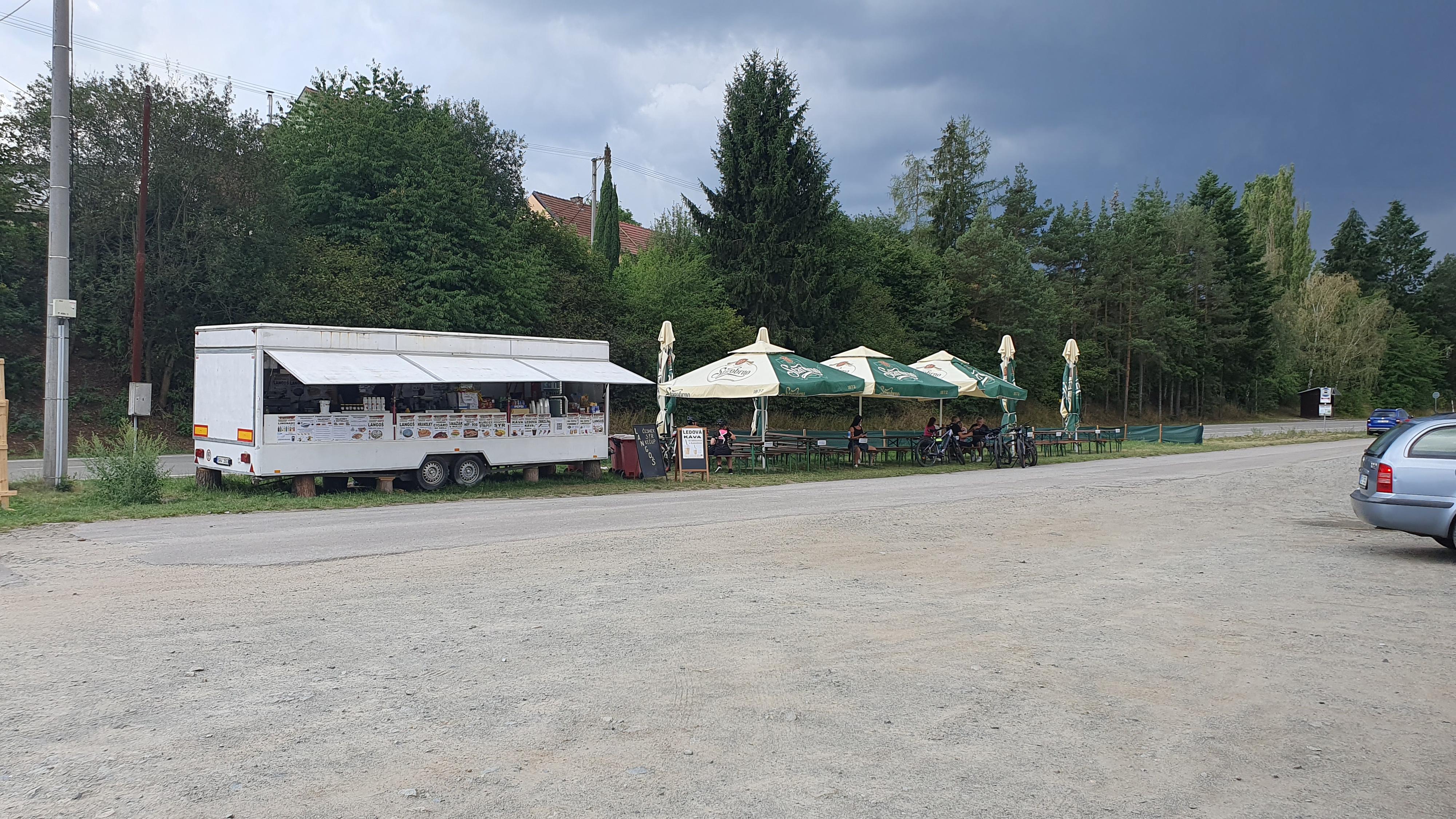 Občerstvení u parkoviště foto 2