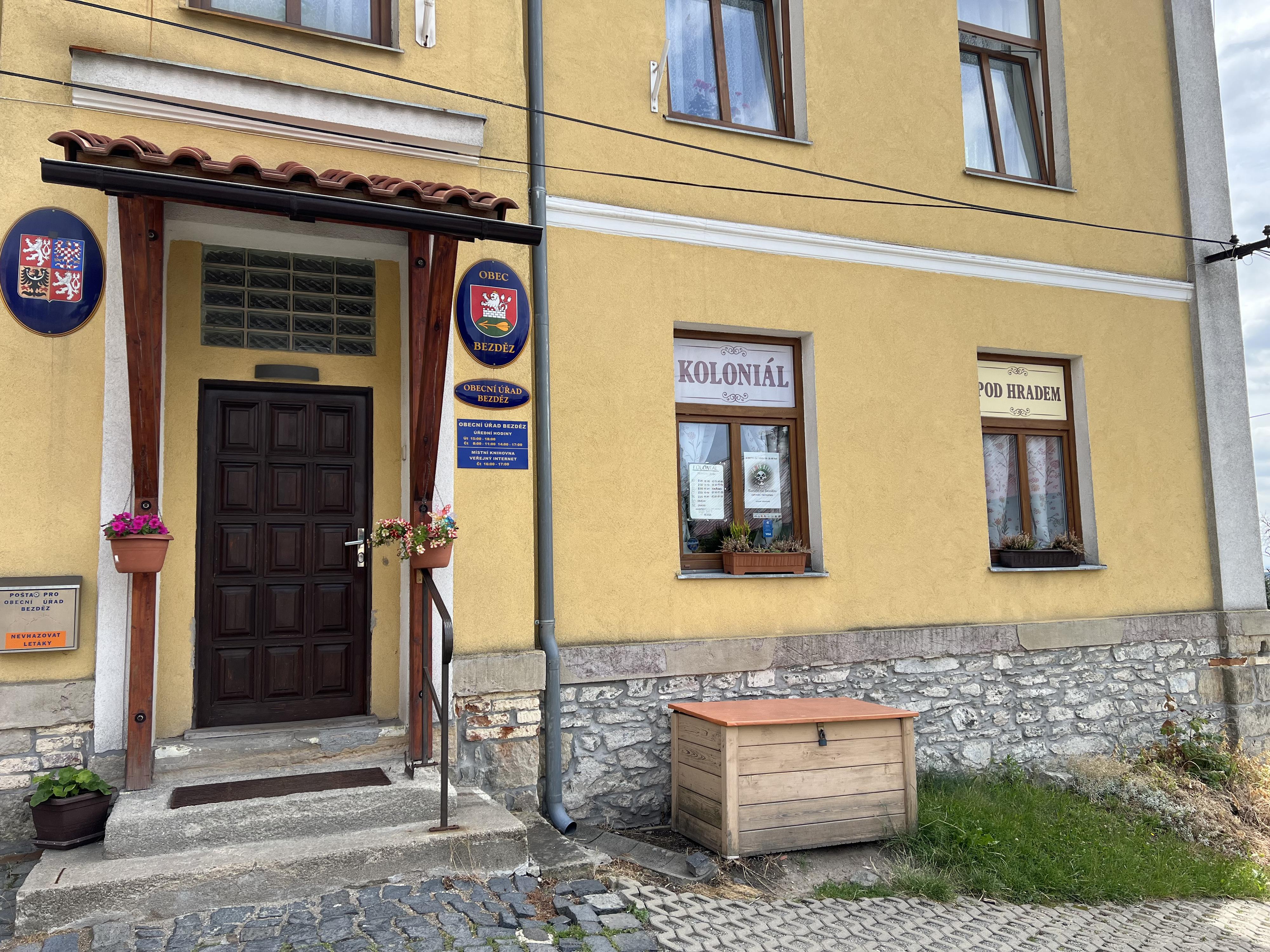Koloniál pod hradem
