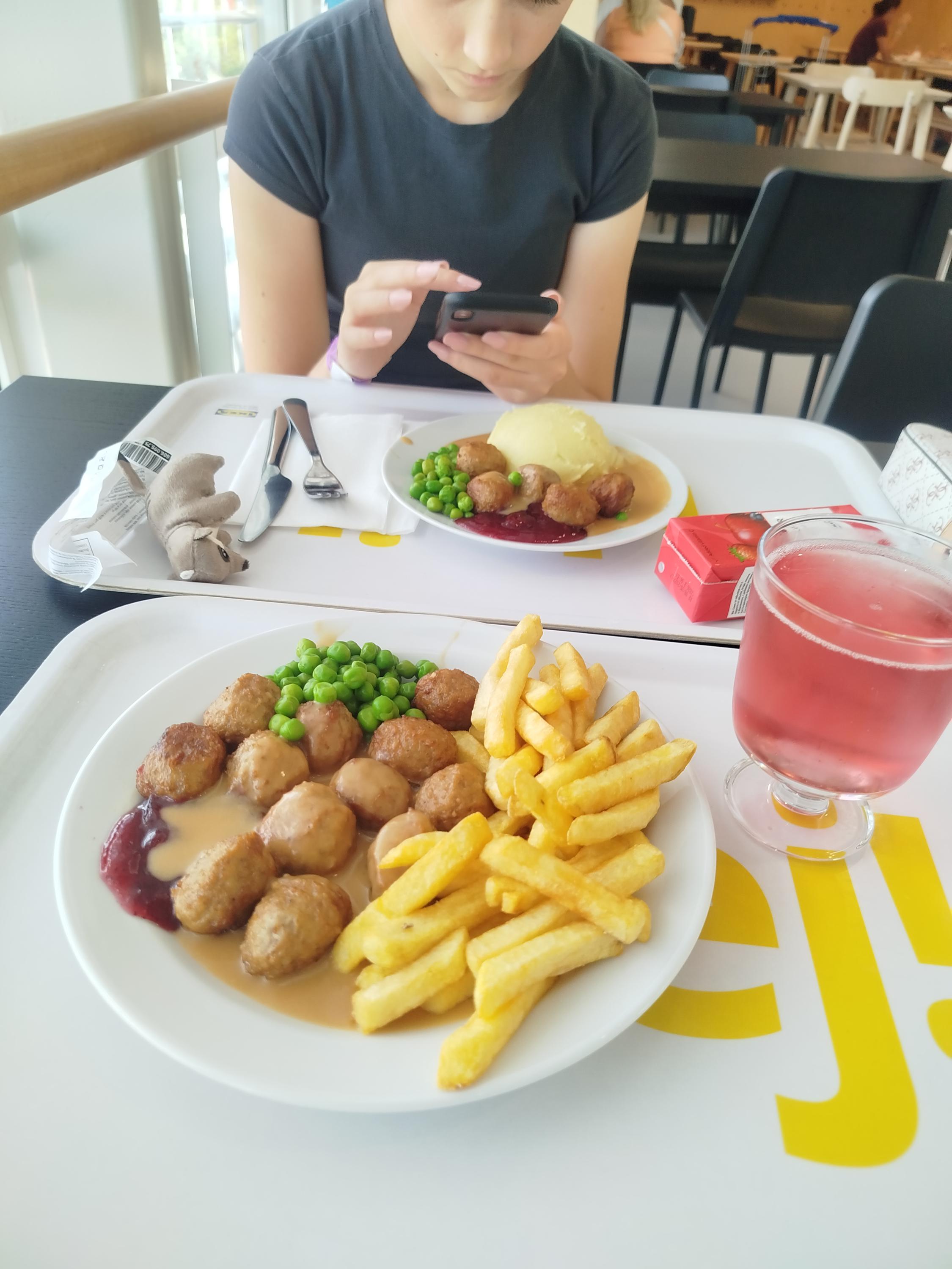 Švédská restaurace a kavárna IKEA Černý Most foto 2