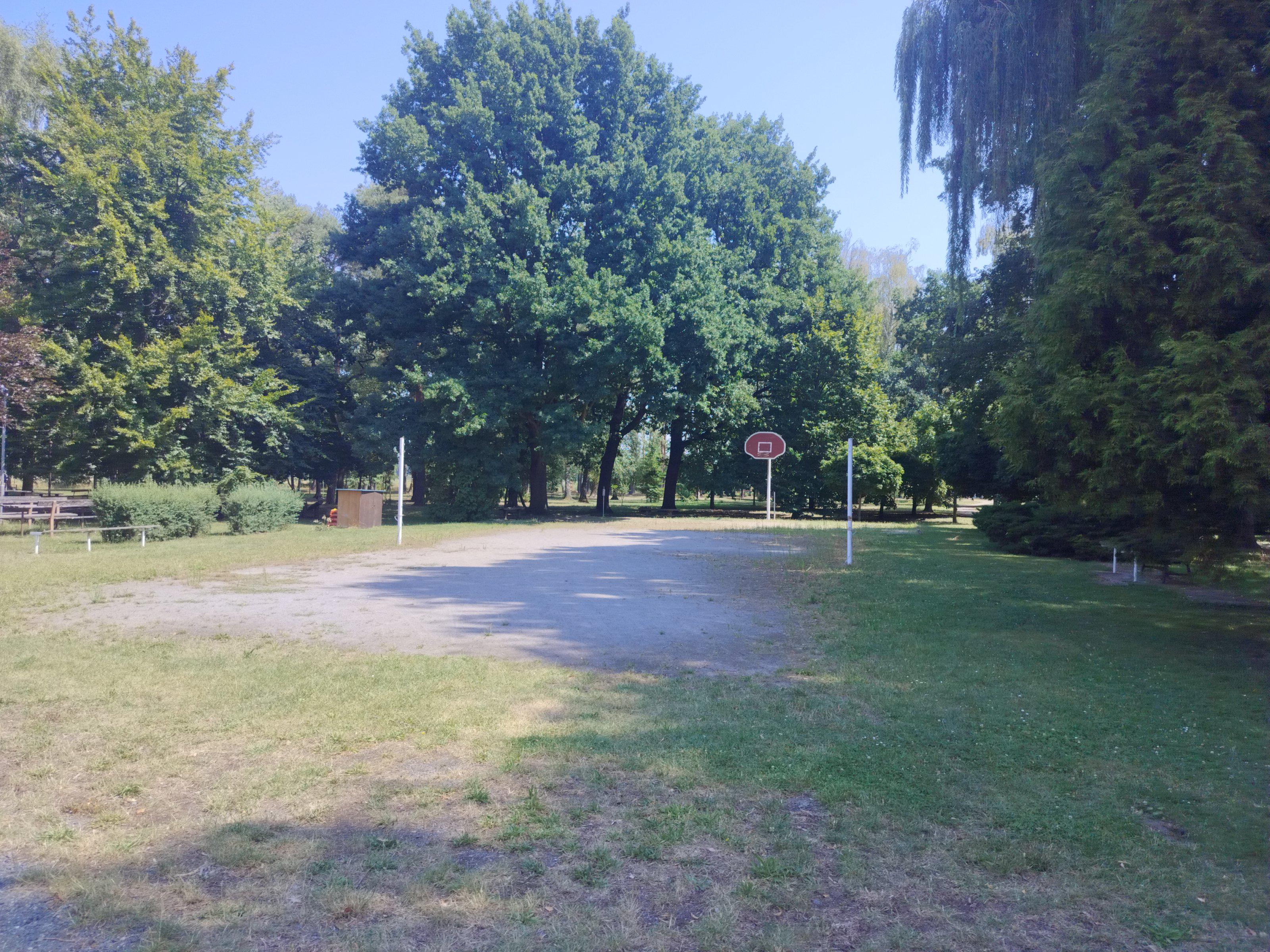 Areál u jezera foto 1
