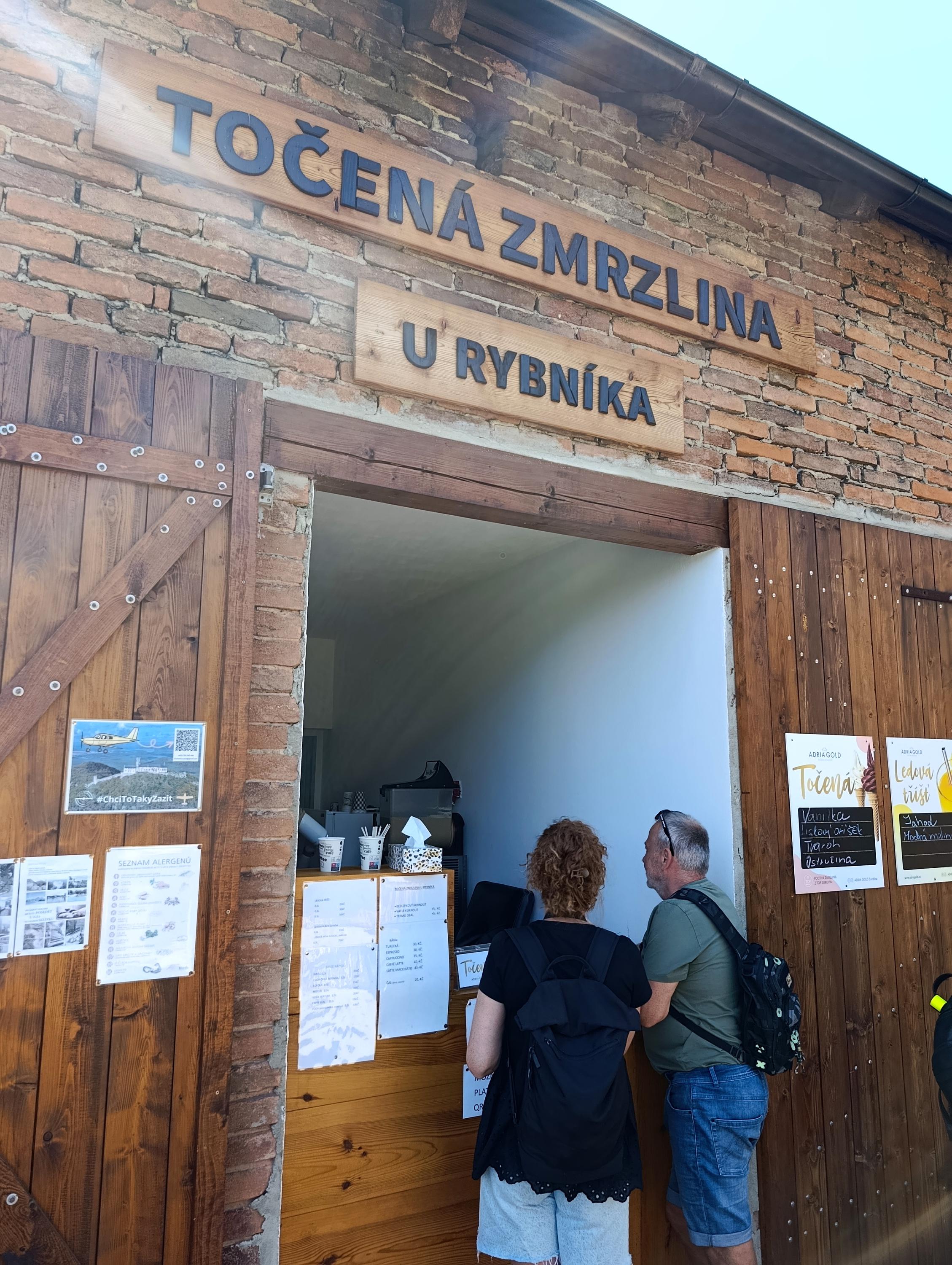 Točená zmrzlina u rybníka foto 2